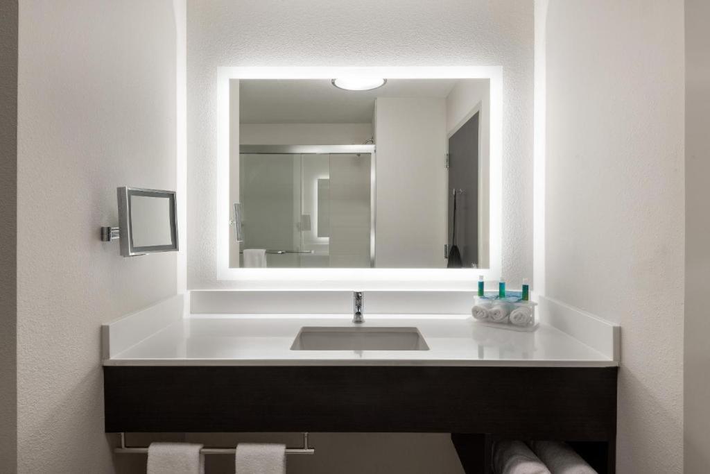 Holiday Inn Express & Suites Lakeland South