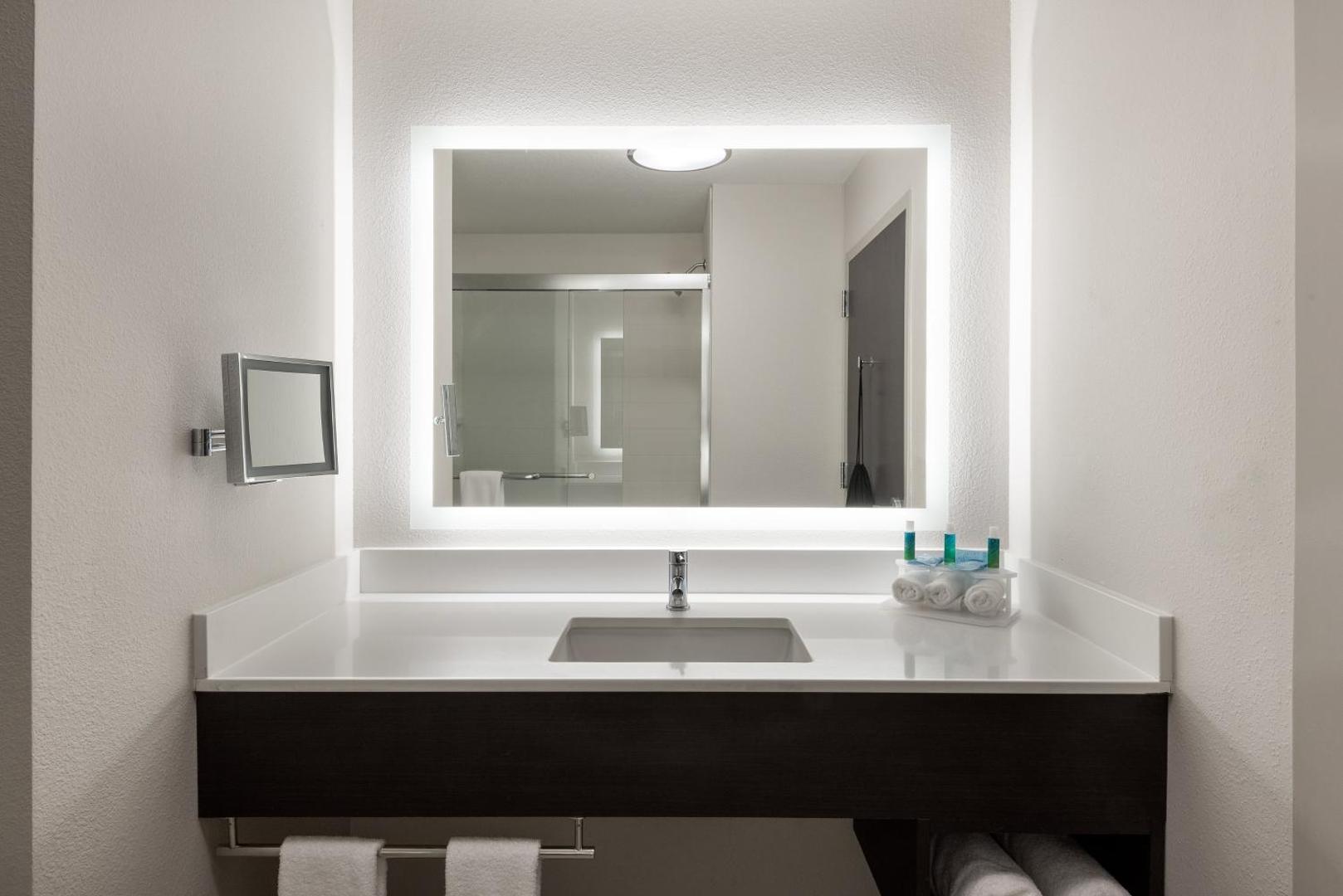 Holiday Inn Express & Suites Lakeland South