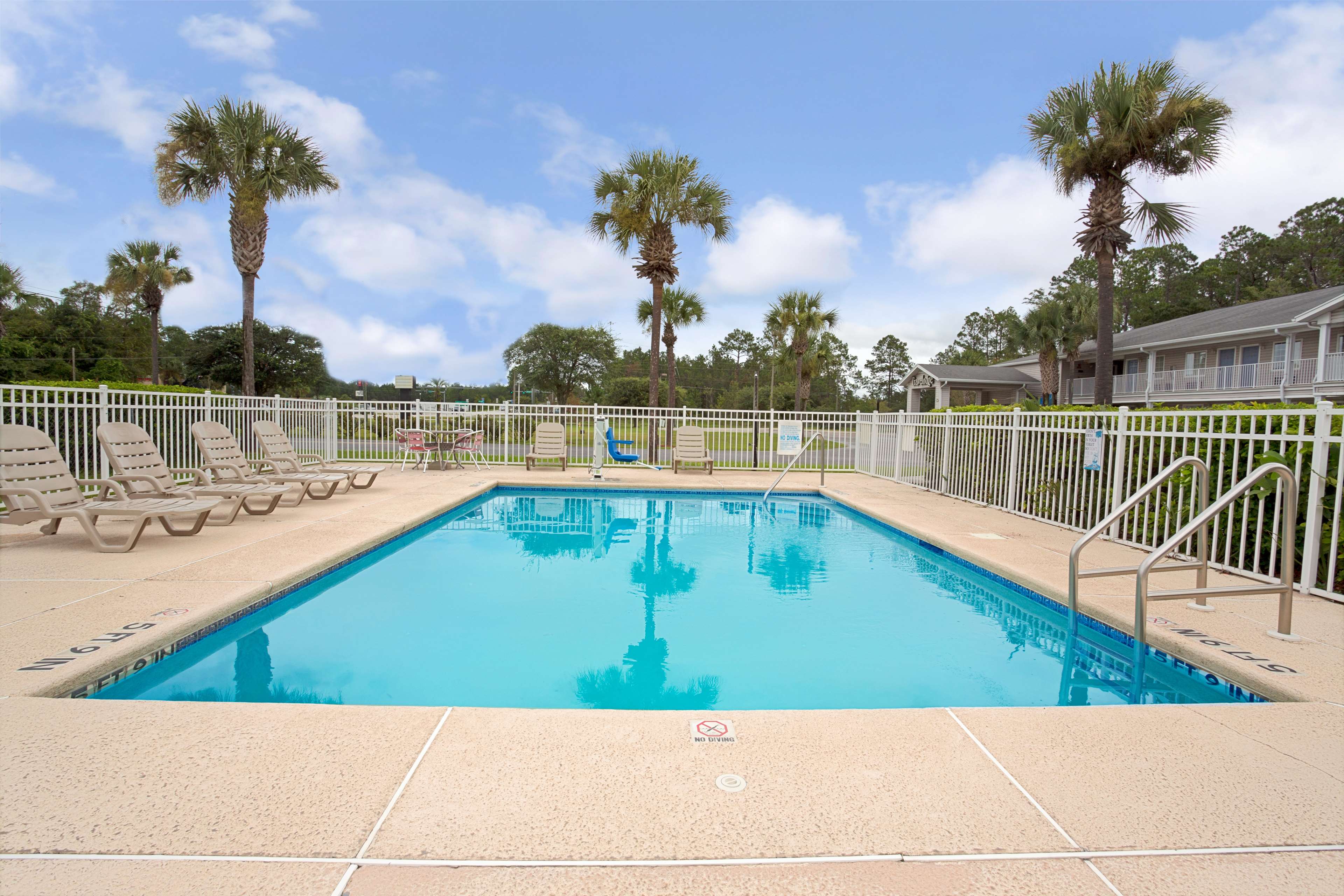 Travelodge Suites by Wyndham MacClenny