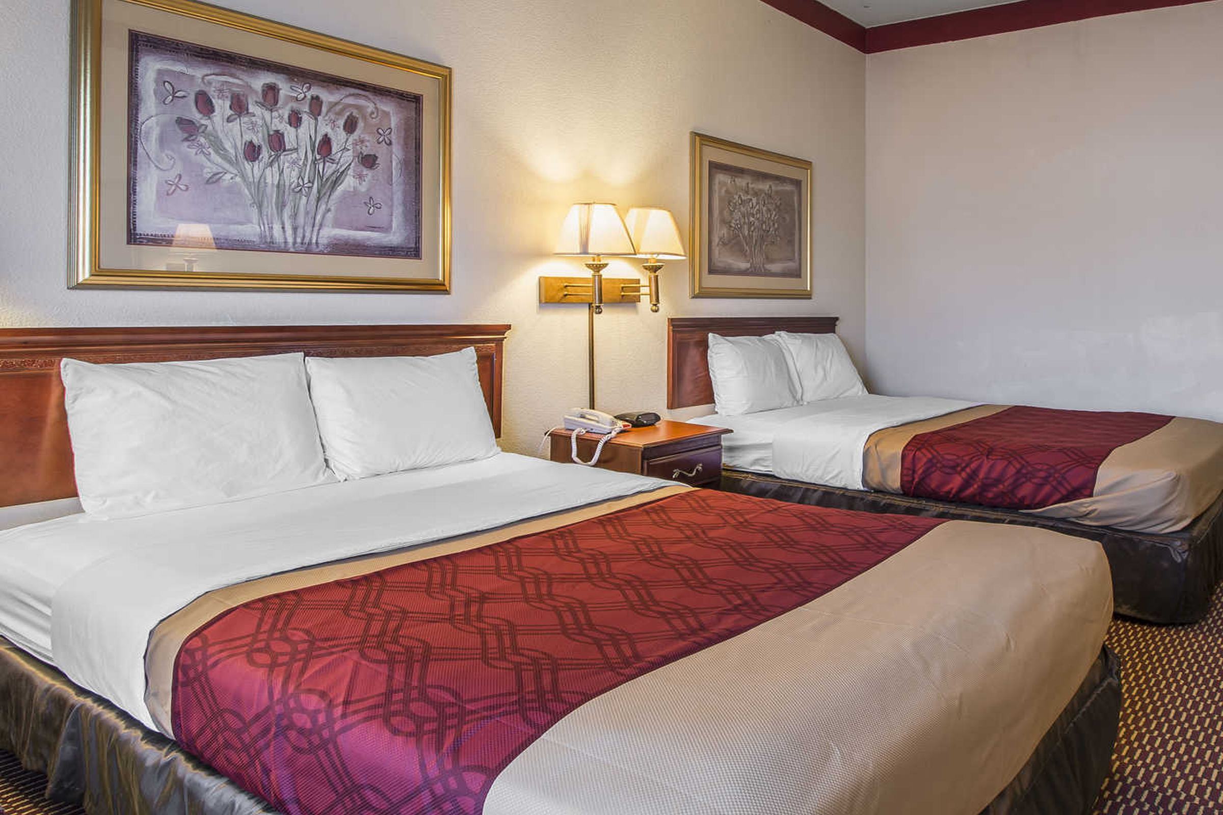 Econo Lodge Inn & Suites