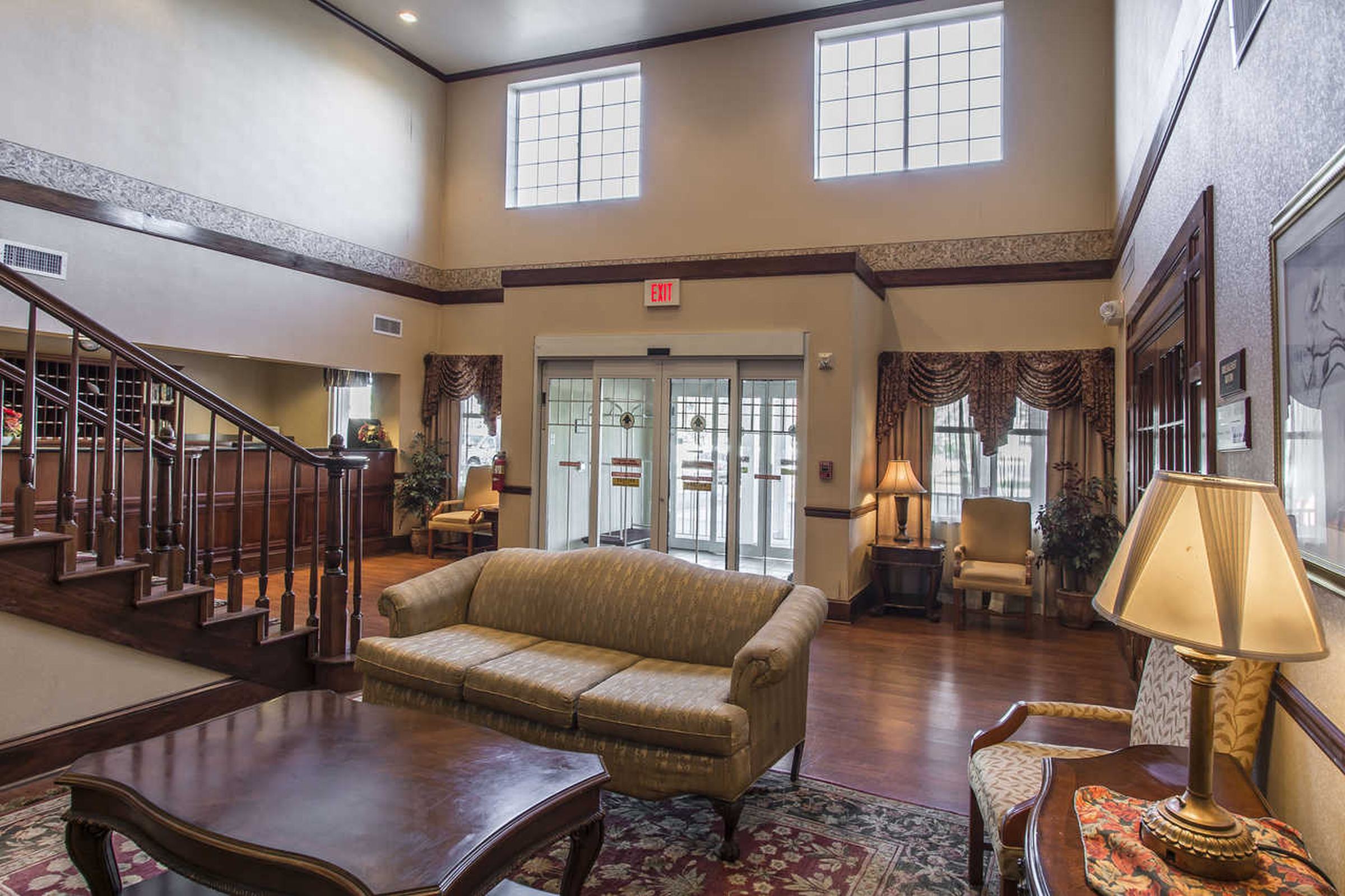 Econo Lodge Inn & Suites