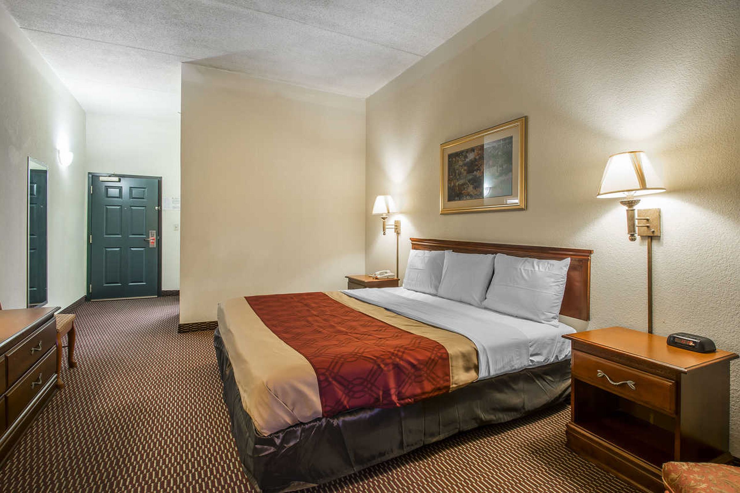 Econo Lodge Inn & Suites