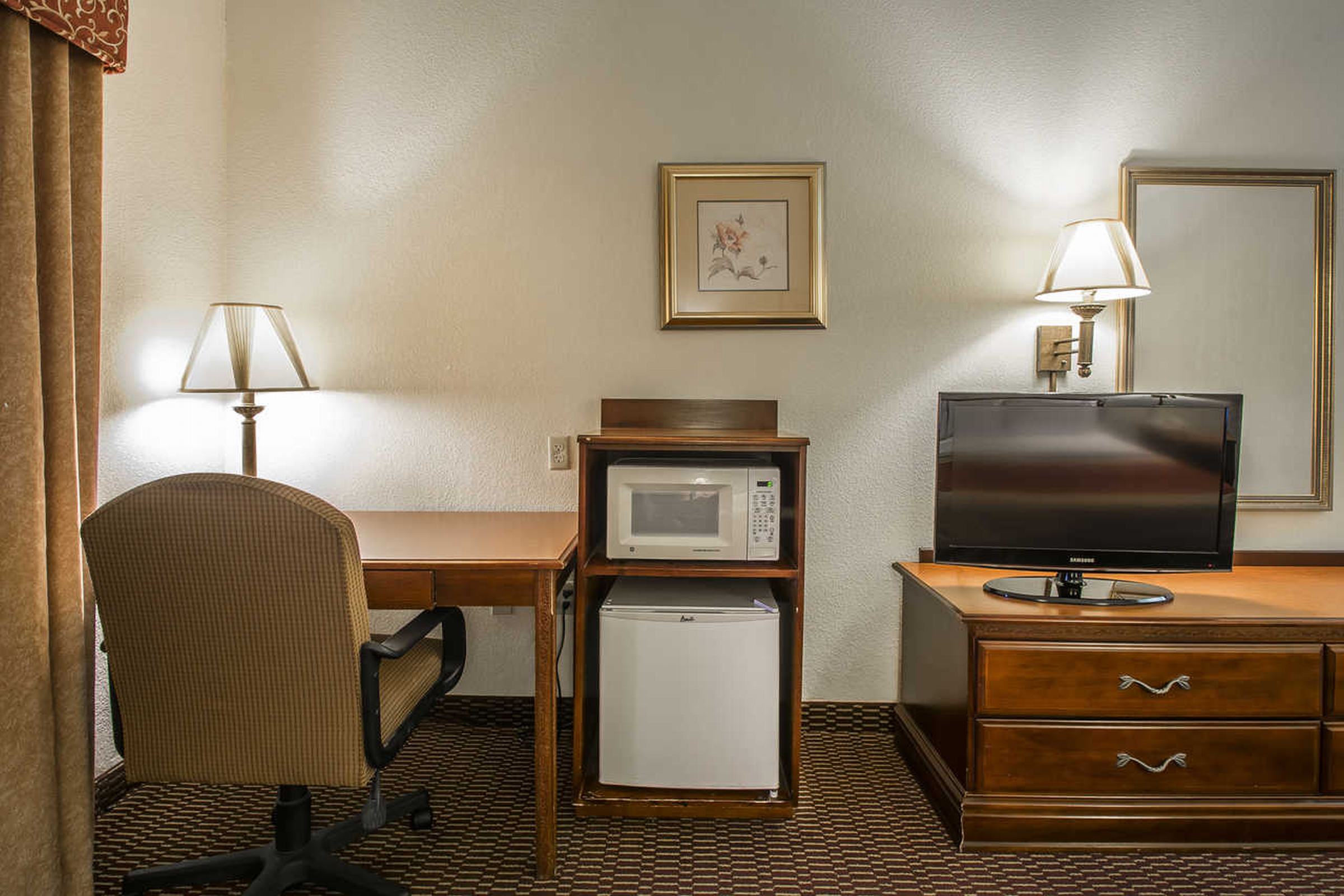 Econo Lodge Inn & Suites