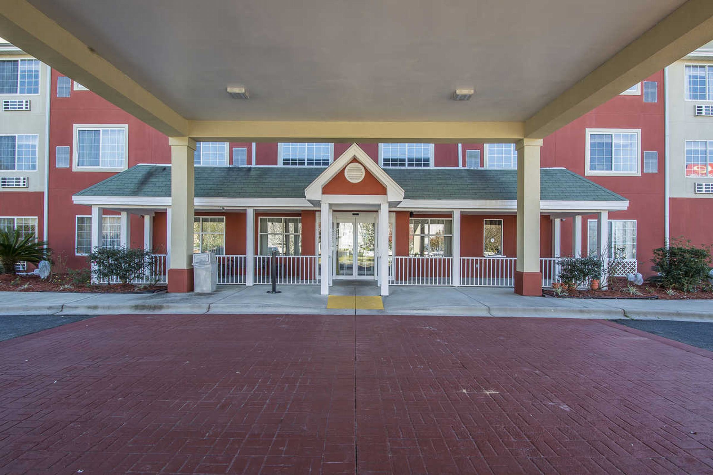 Econo Lodge Inn & Suites