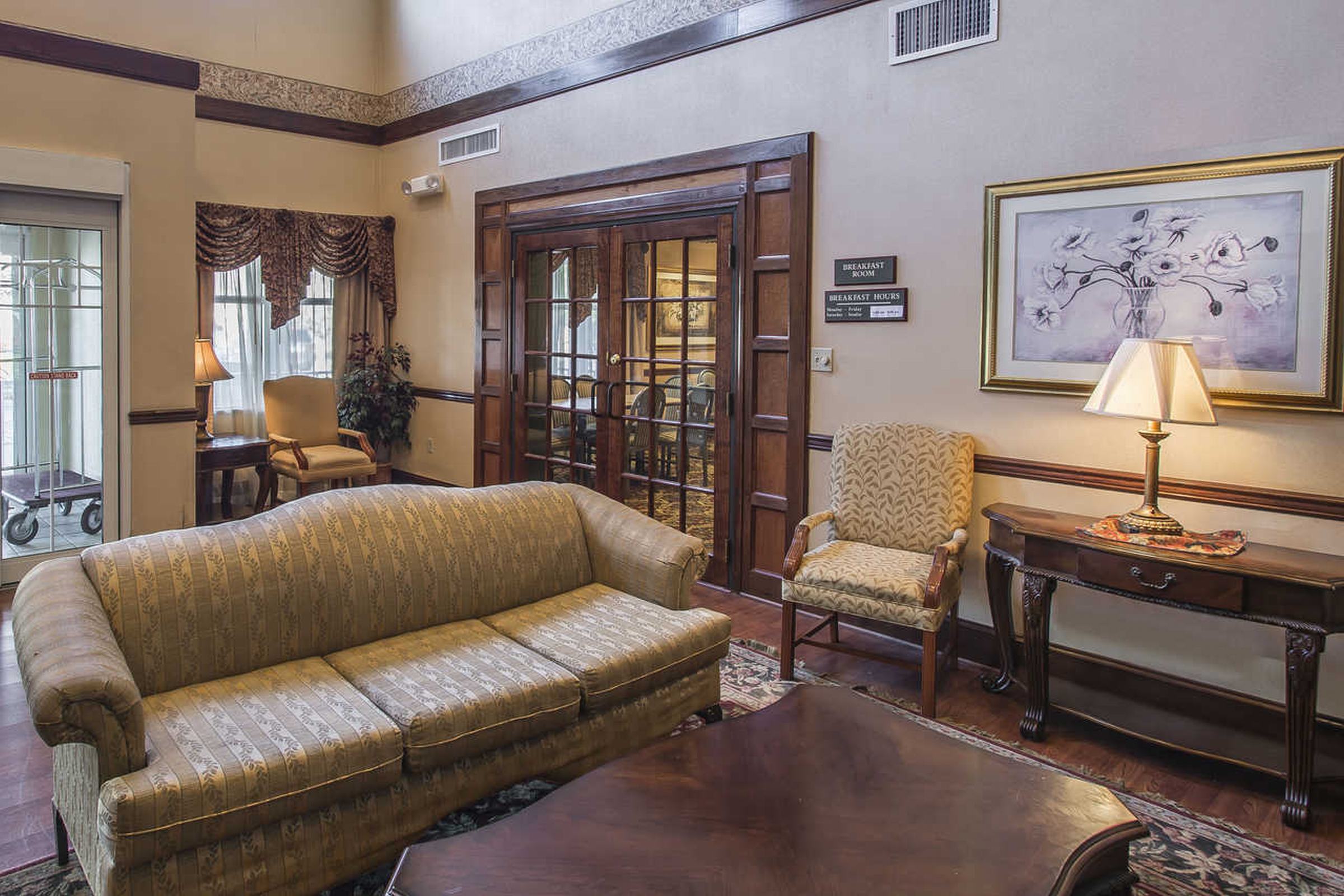 Econo Lodge Inn & Suites