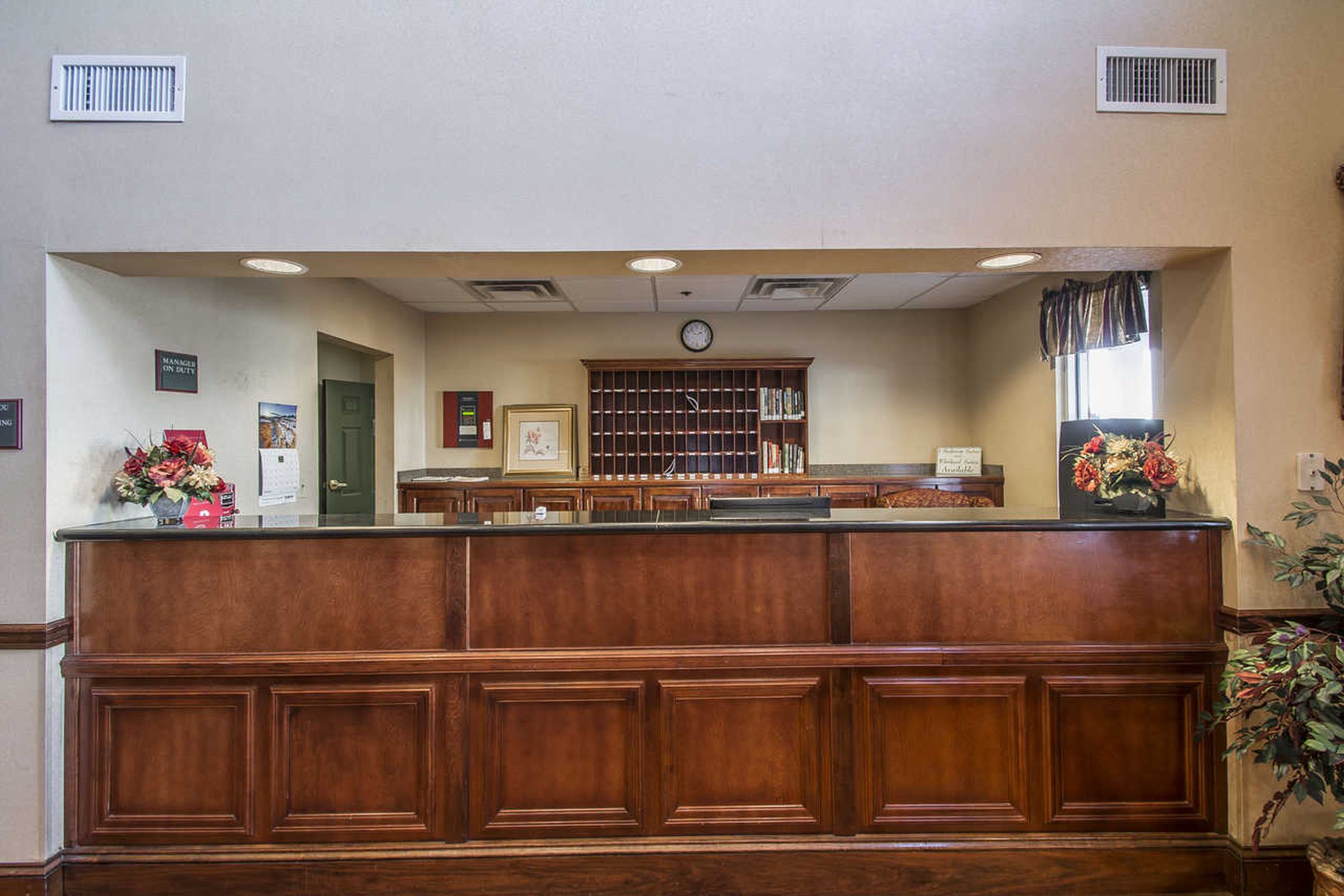 Econo Lodge Inn & Suites