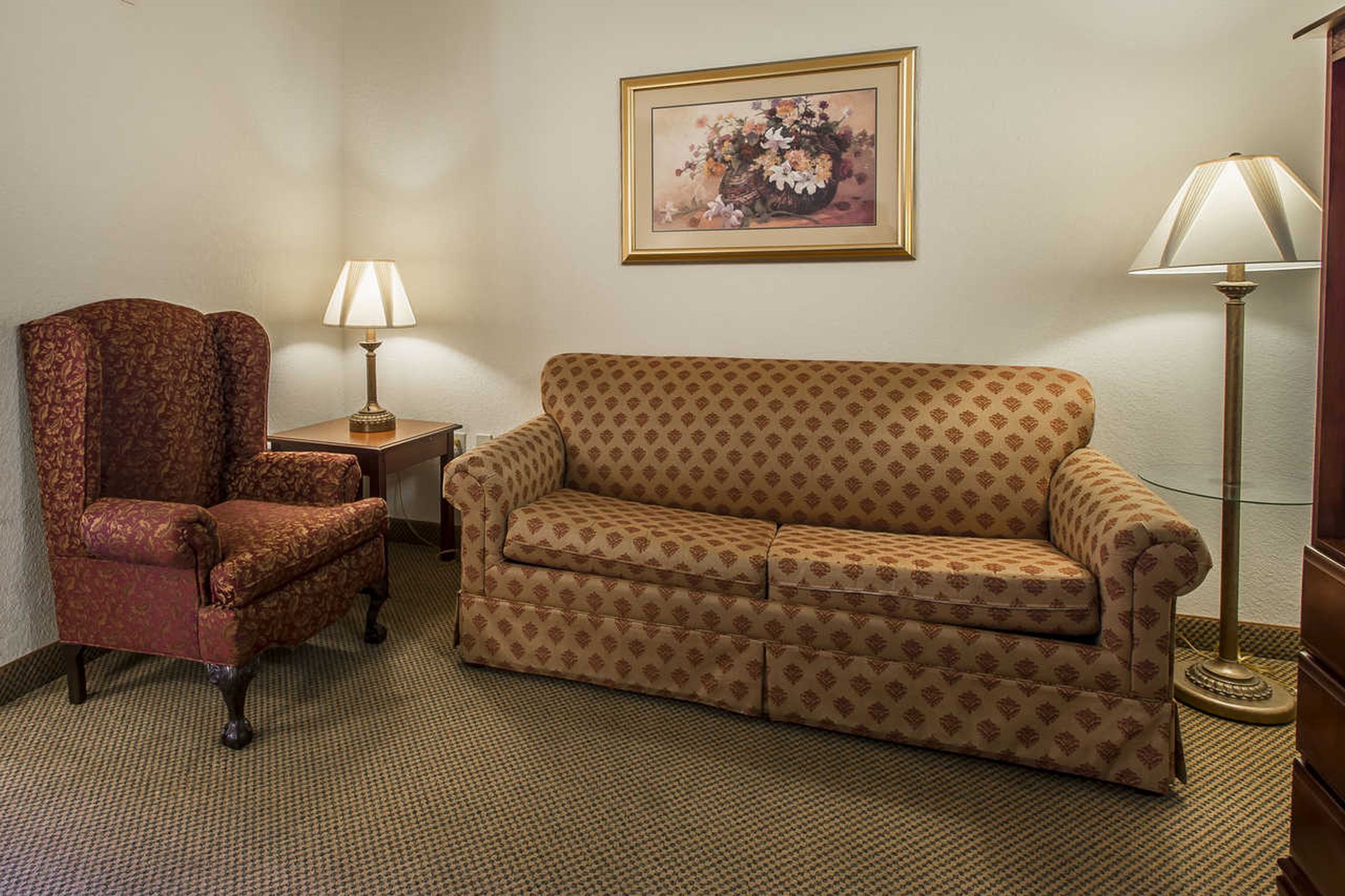 Econo Lodge Inn & Suites