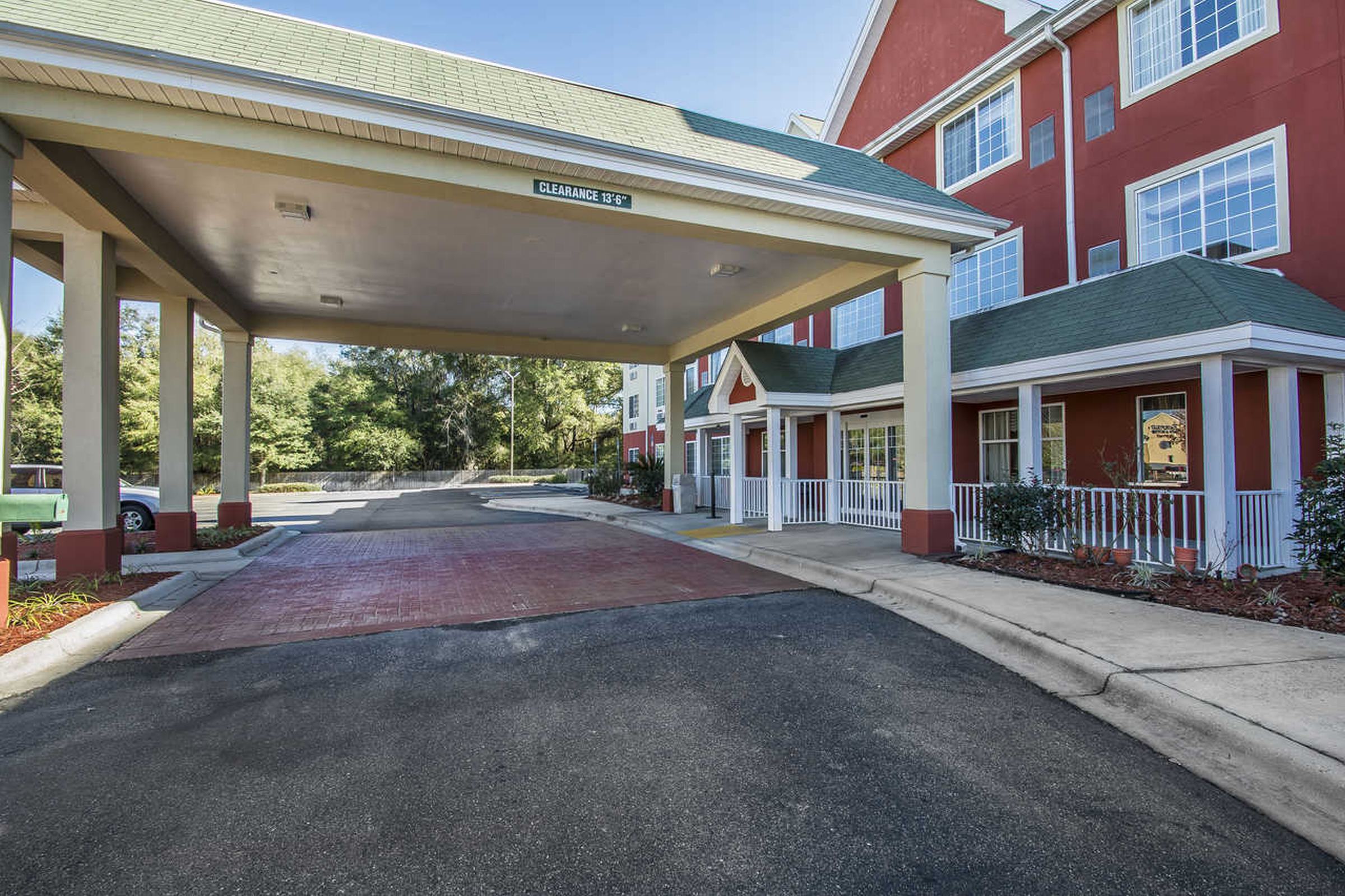 Econo Lodge Inn & Suites