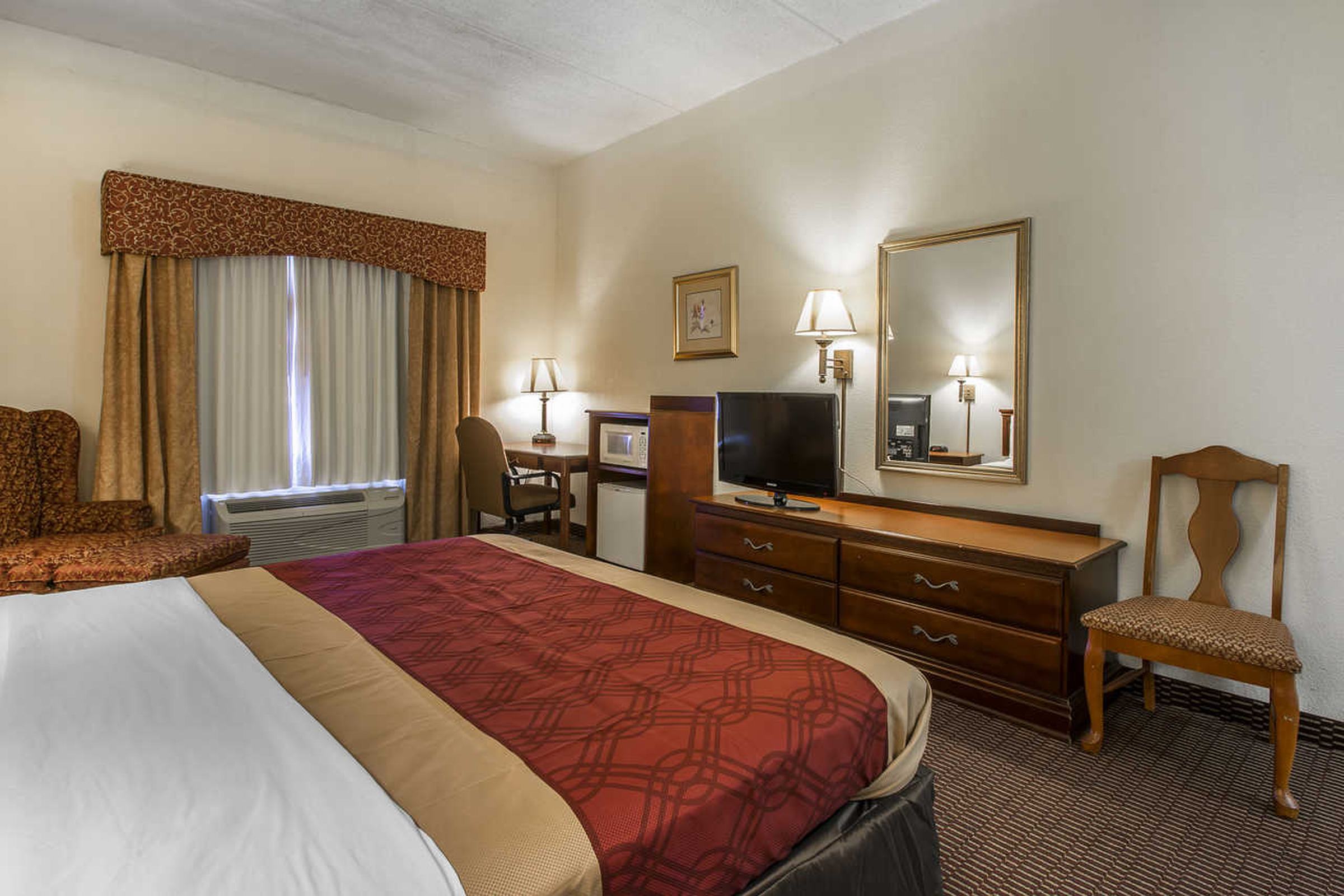 Econo Lodge Inn & Suites