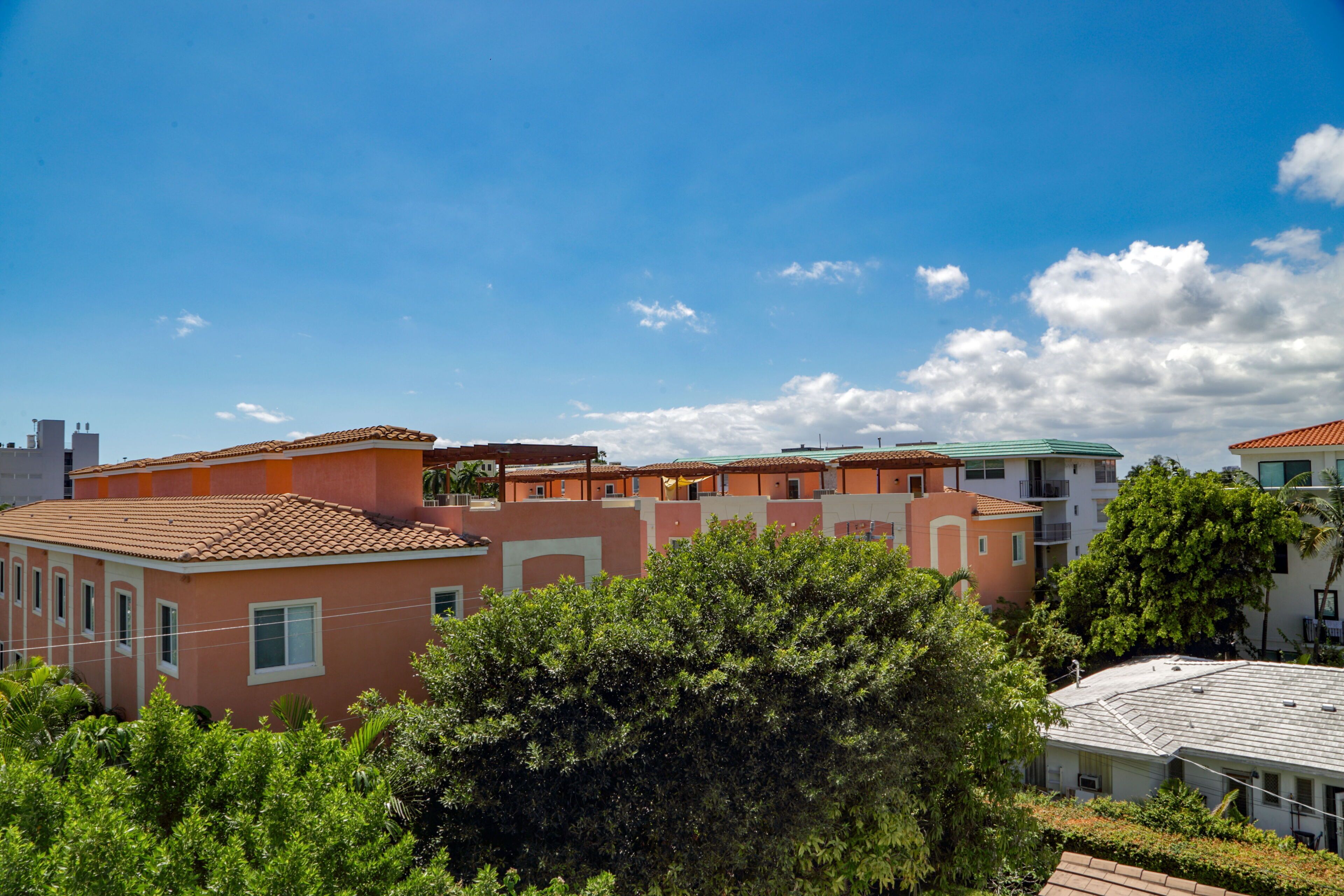 Moderno Residences By Bay Breeze
