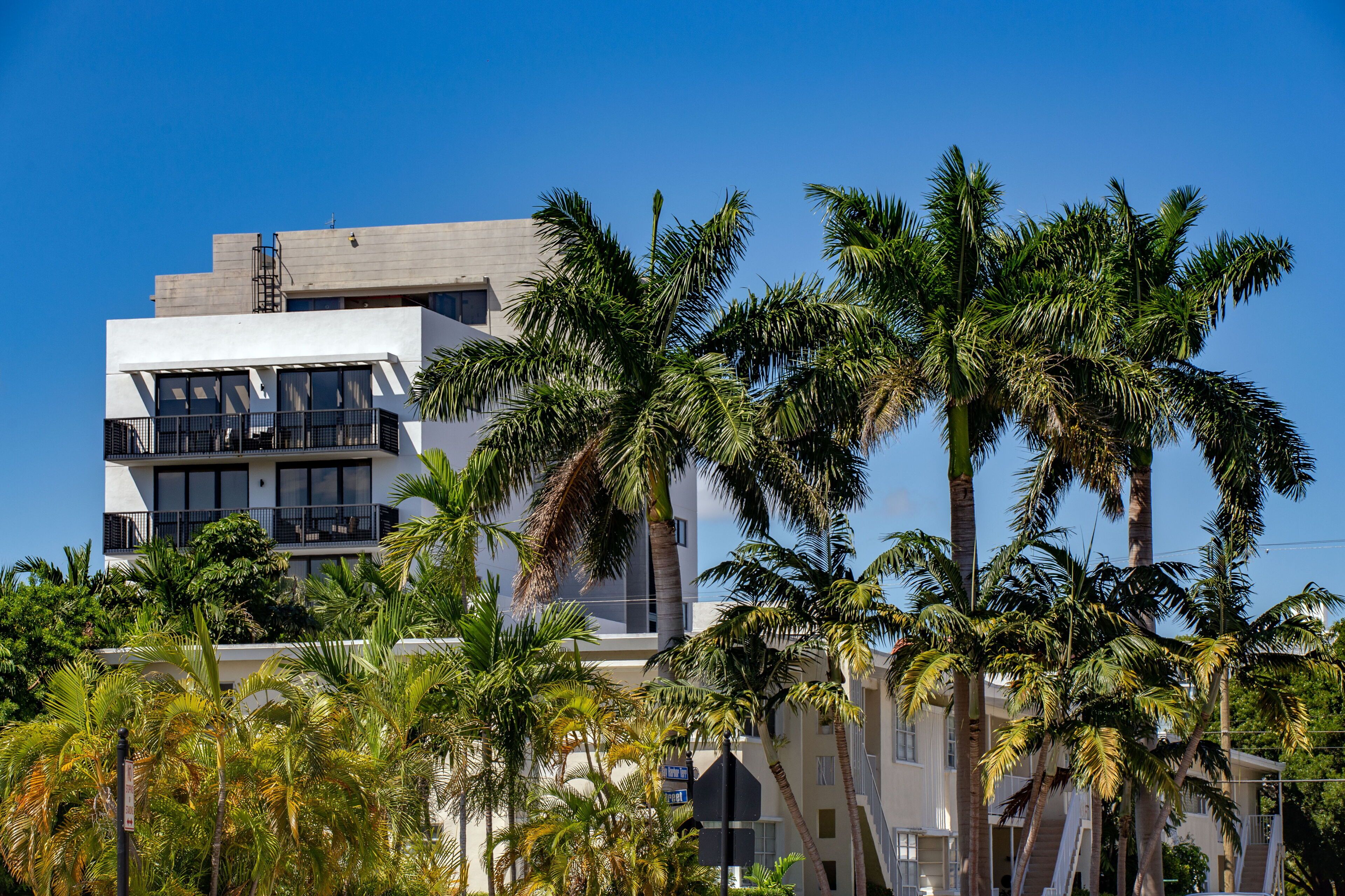 Moderno Residences By Bay Breeze