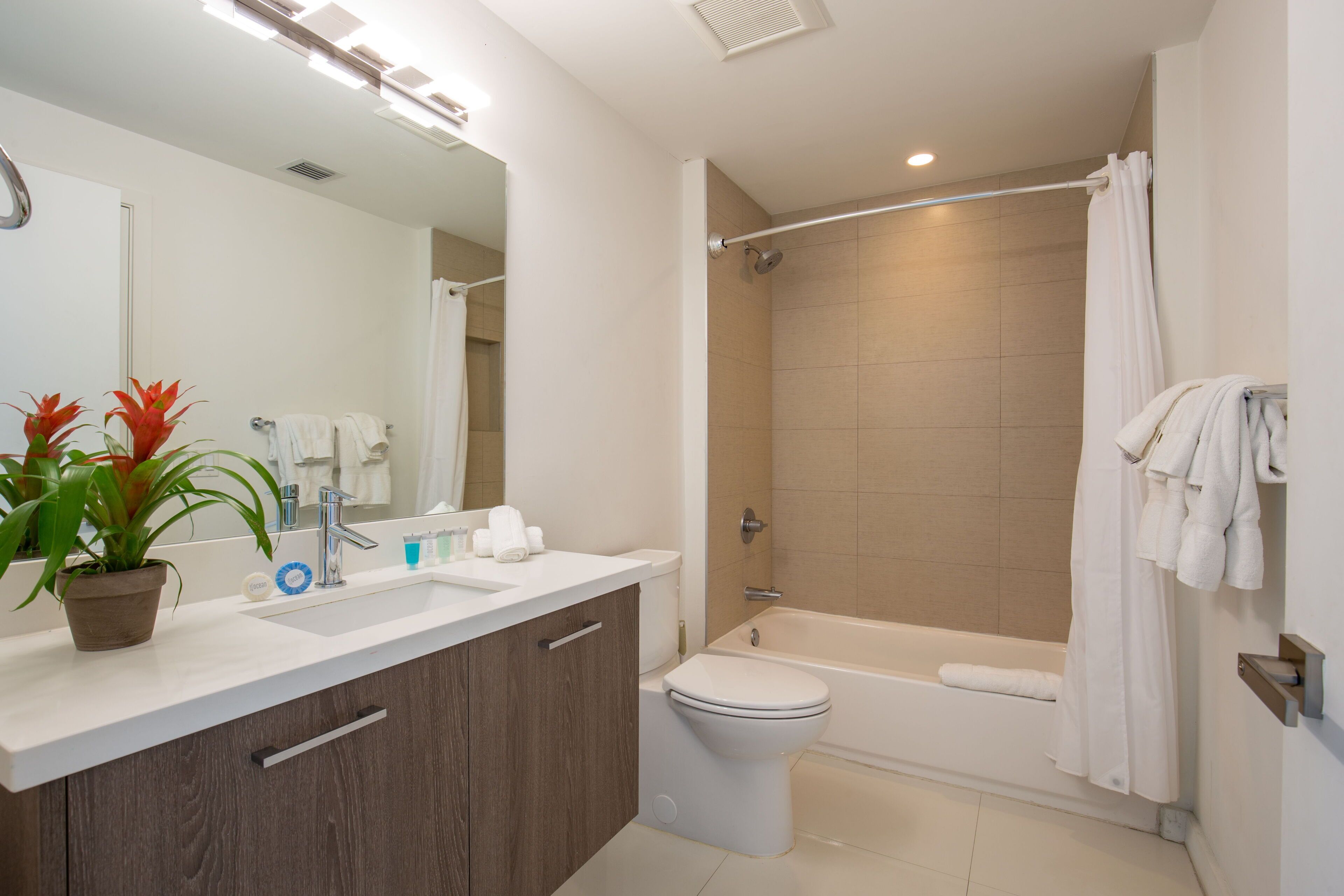 Moderno Residences By Bay Breeze