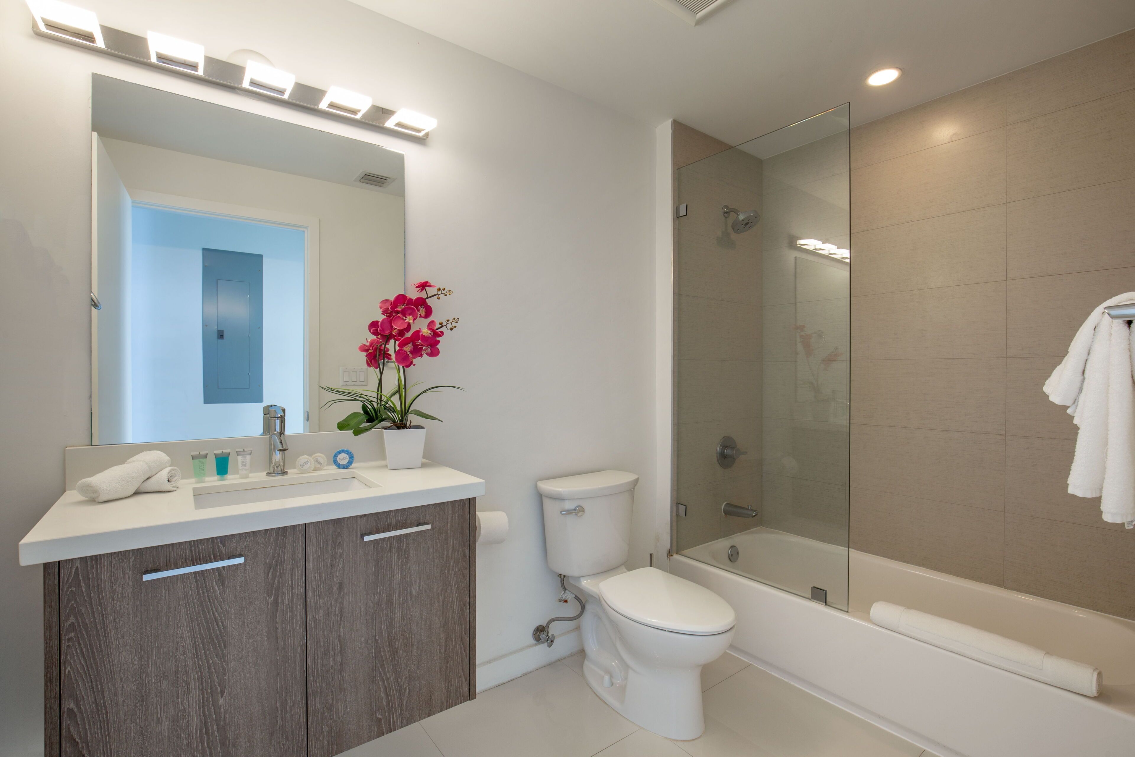 Moderno Residences By Bay Breeze