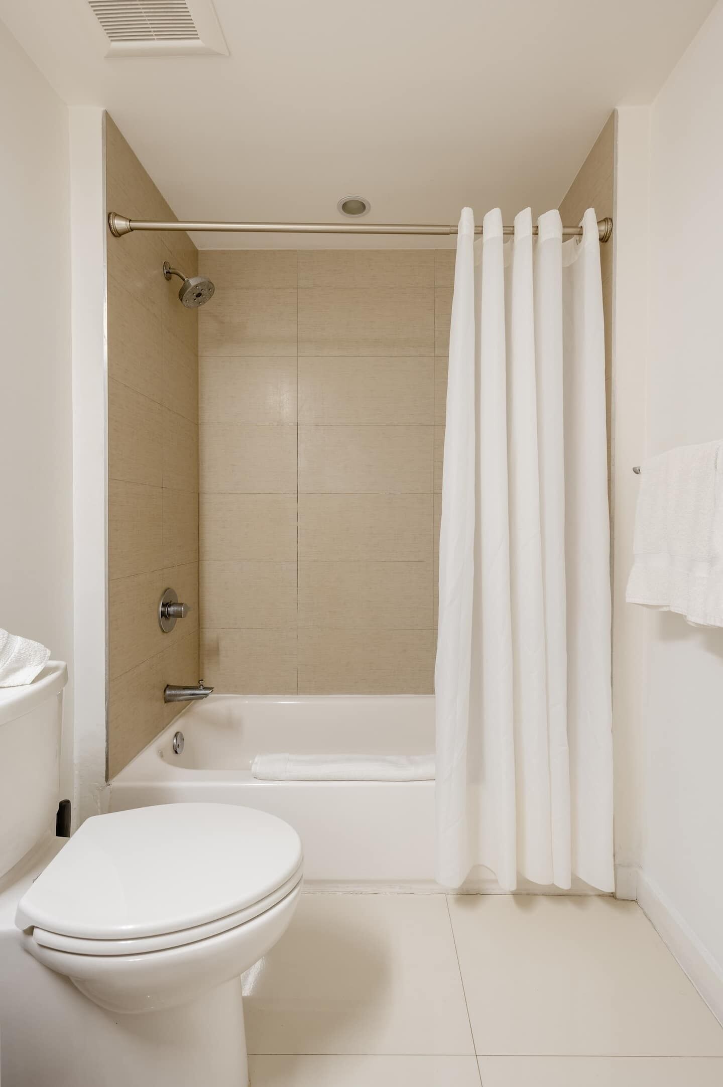Moderno Residences By Bay Breeze
