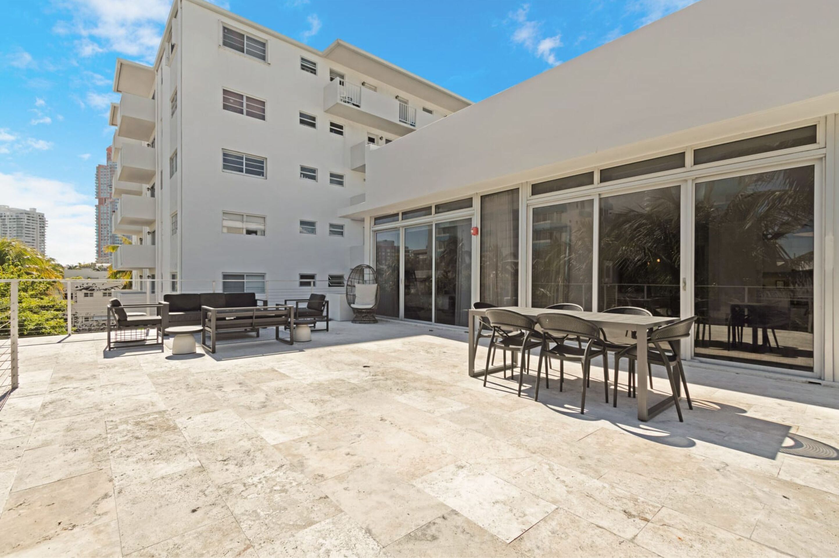 Roami At 250 Collins