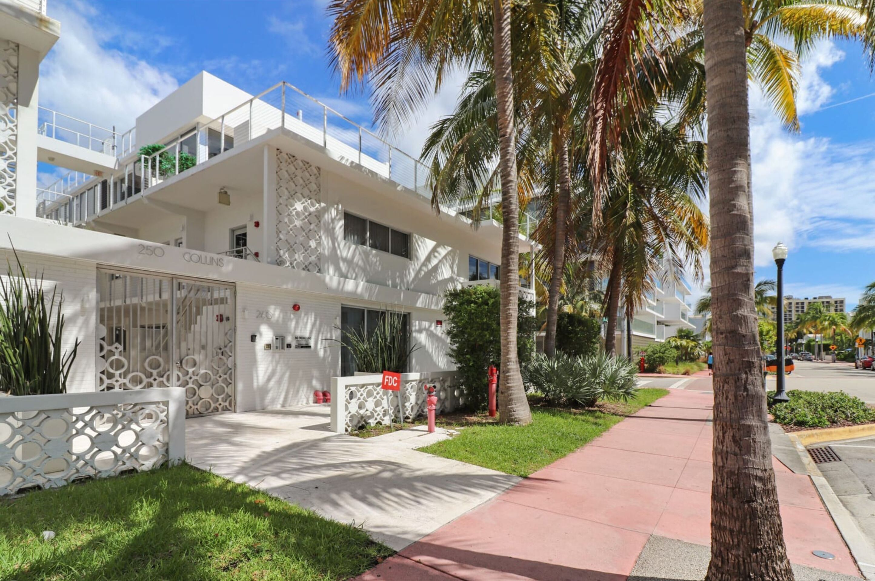 Roami At 250 Collins