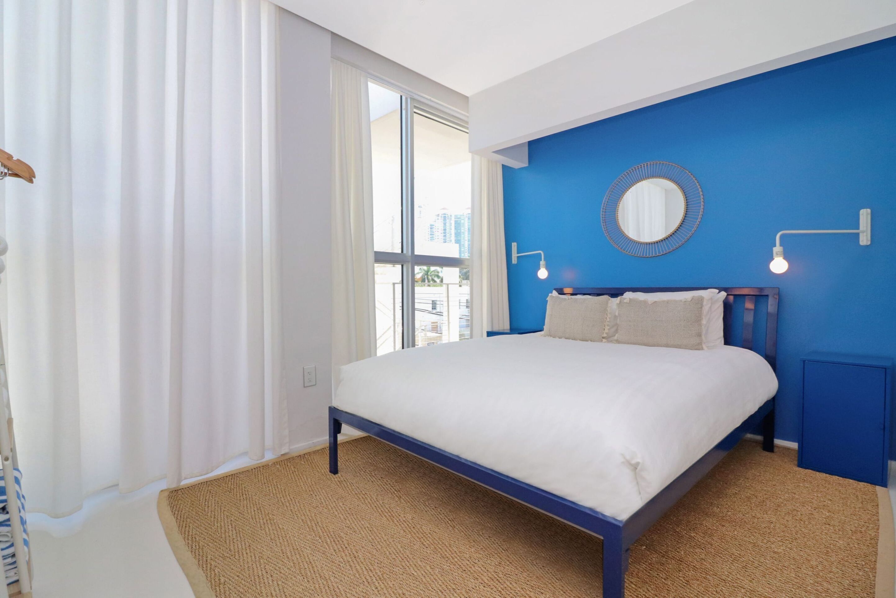 Roami At 250 Collins