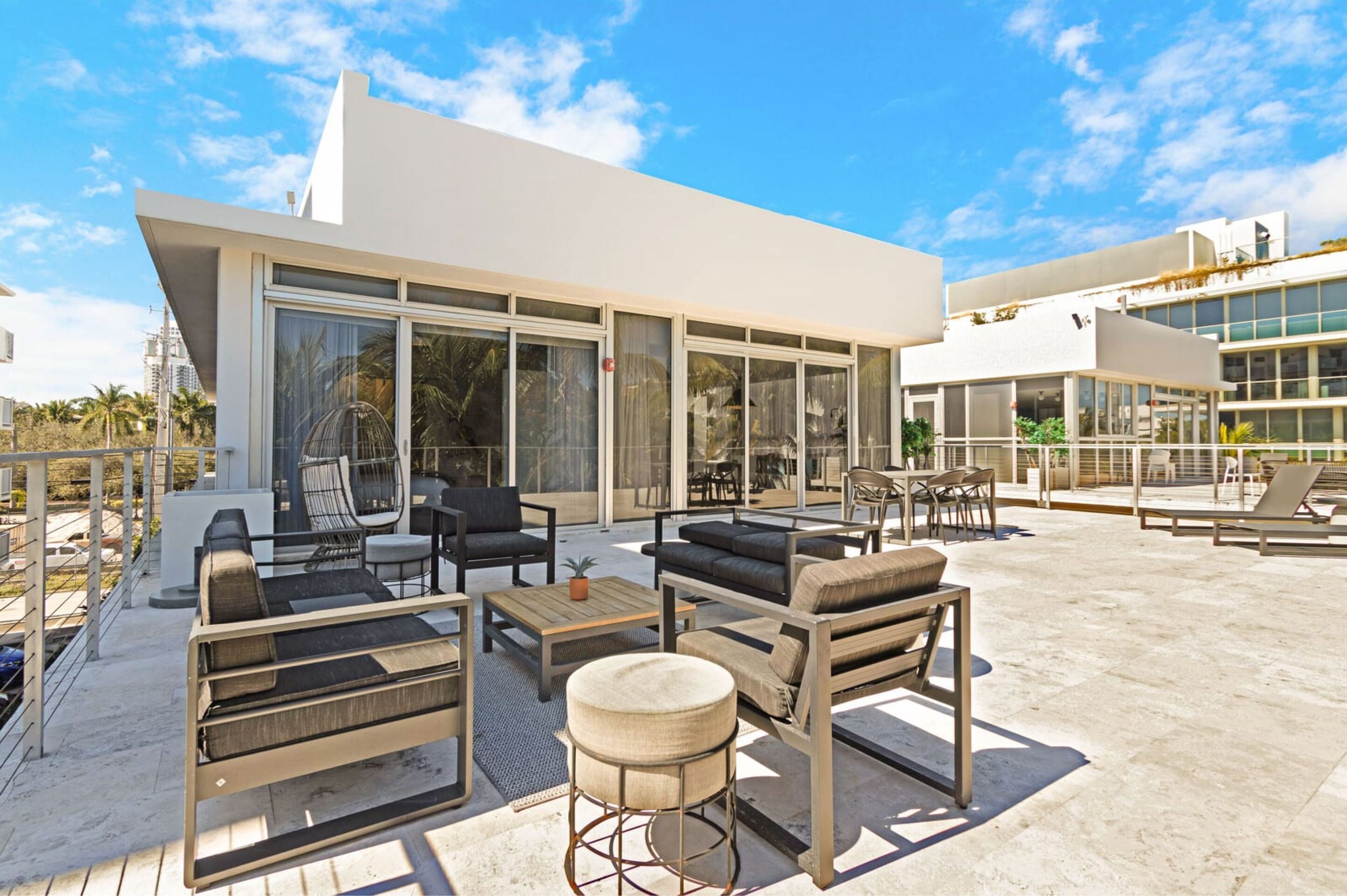 Roami At 250 Collins