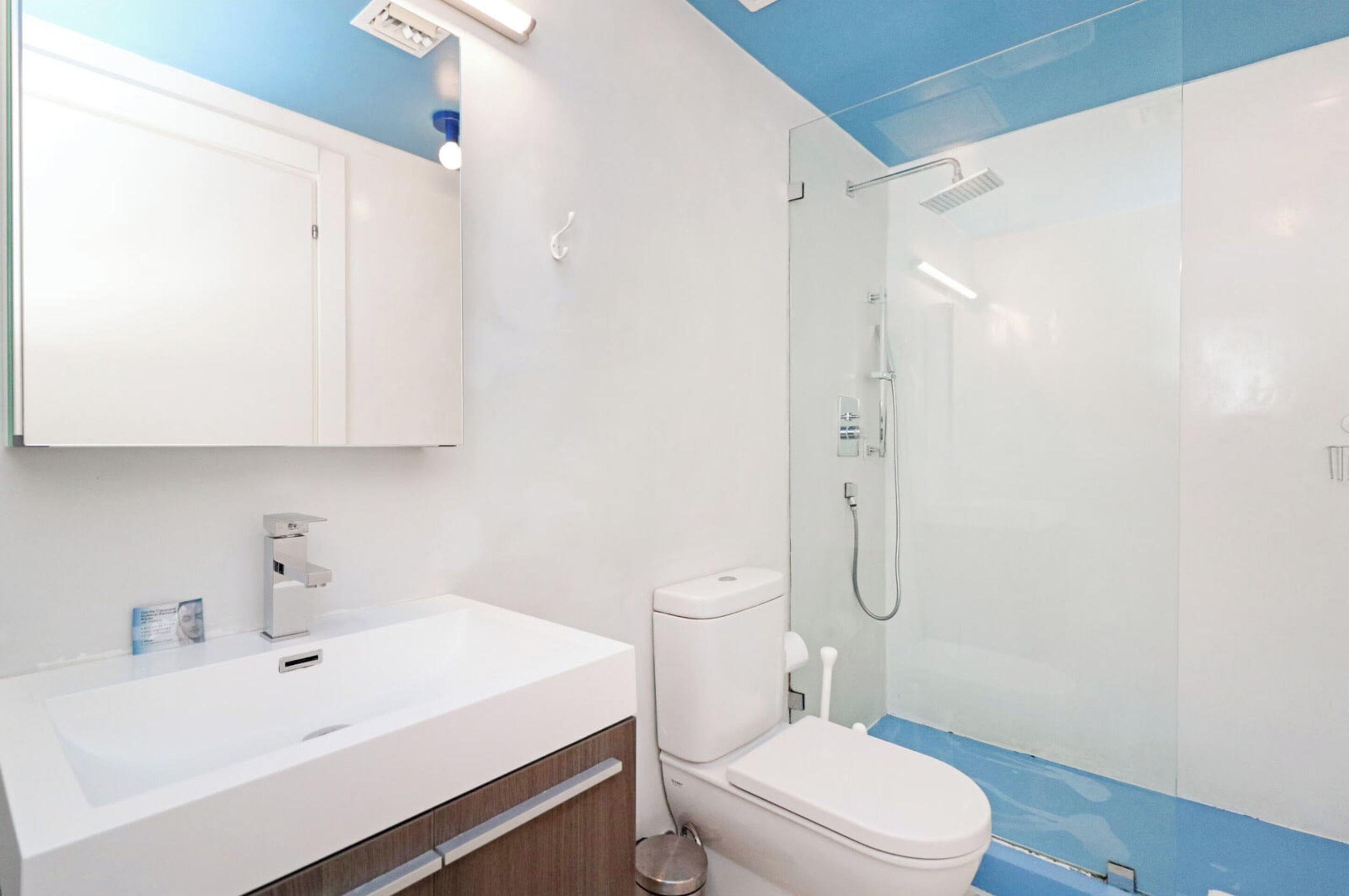 Roami At 250 Collins