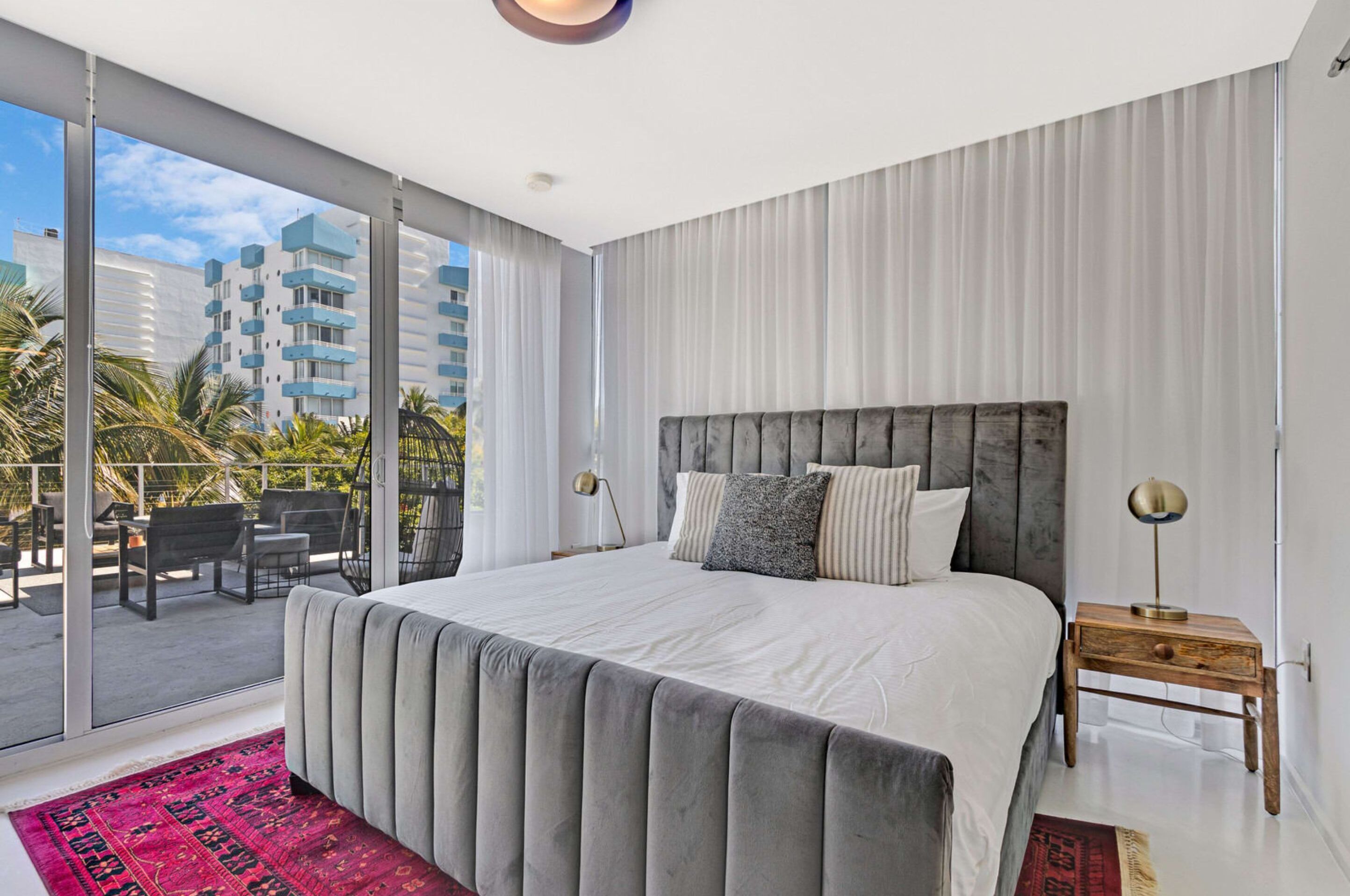 Roami At 250 Collins