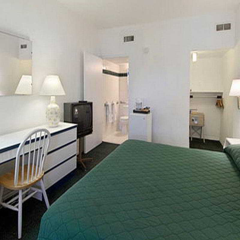 Travelodge Monaco North Miami & Sunny Isles Beach