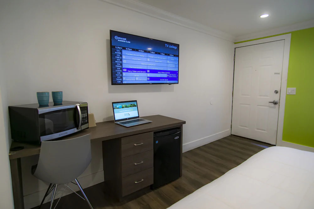 Spinnaker Inn of Naples