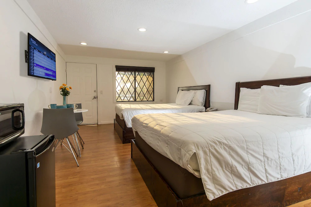 Spinnaker Inn of Naples