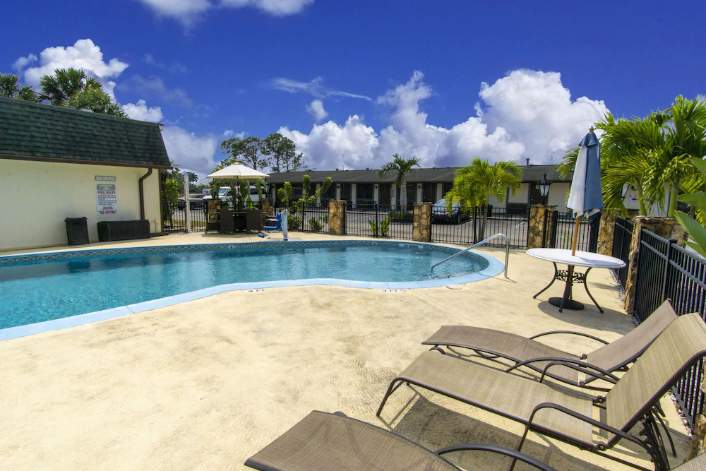 Spinnaker Inn of Naples