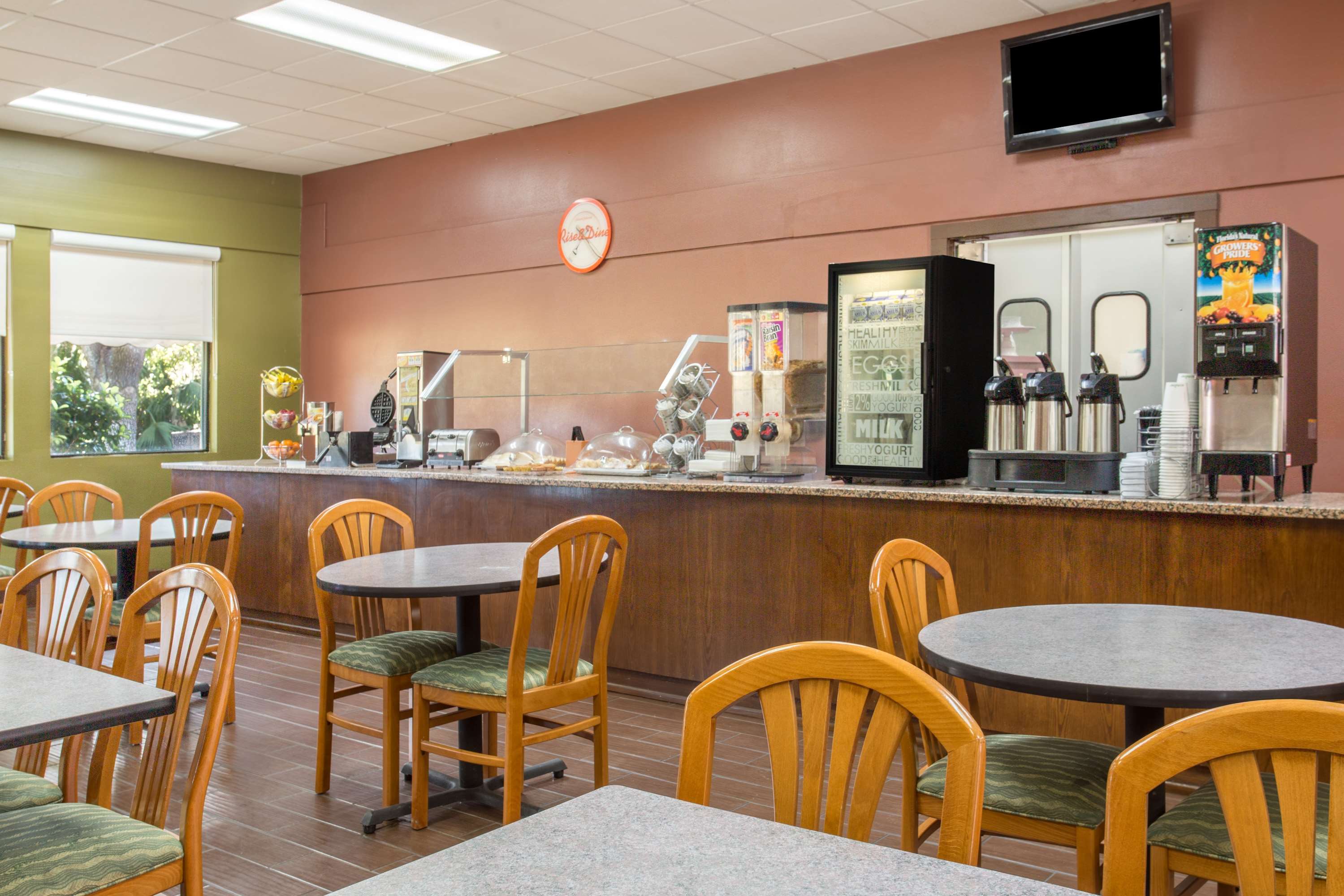 Howard Johnson by Wyndham Ocala FL