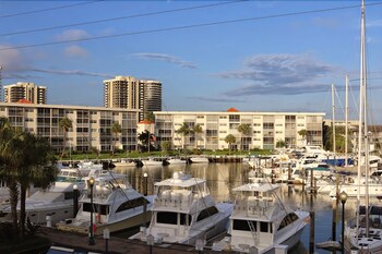 Camelot Waterfront Inn