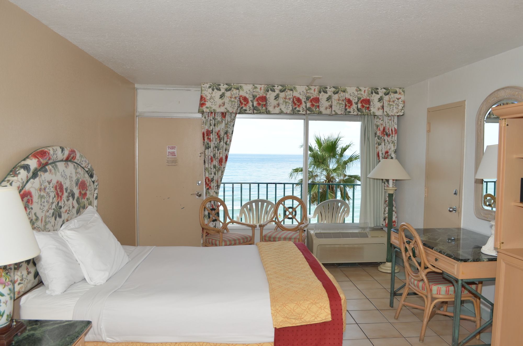 Days Inn by Wyndham Panama City Beach/Ocean Front