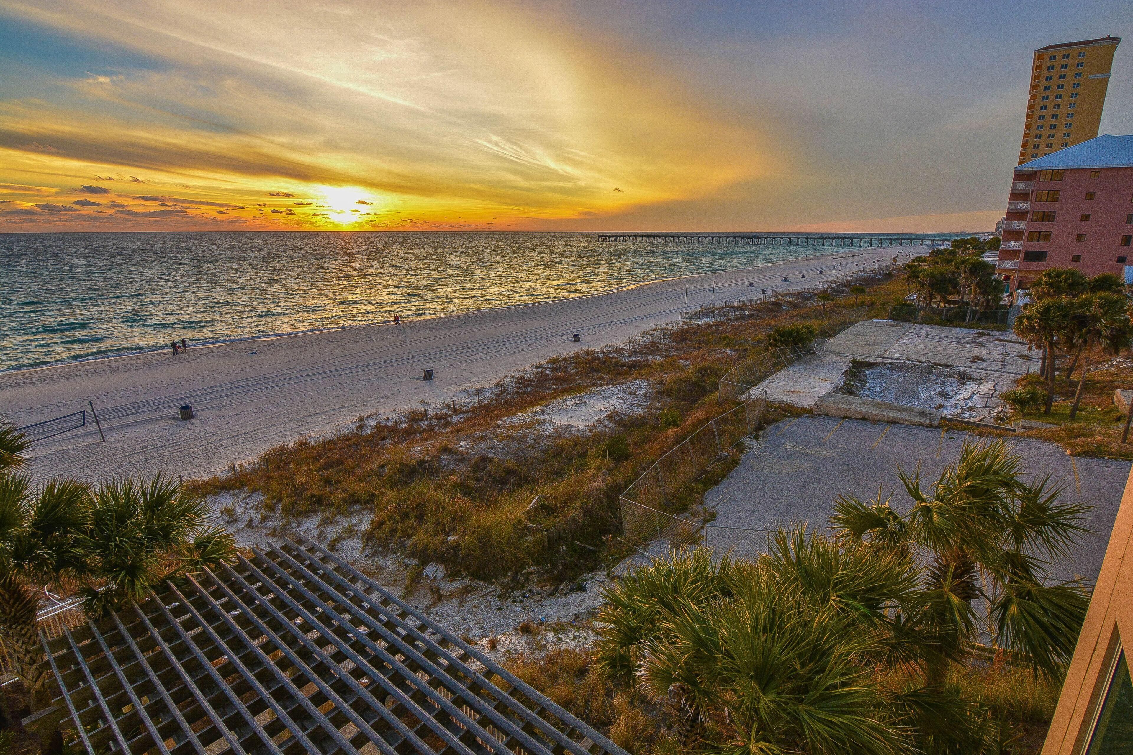 Aqua Resort by Teeming Vacation Rentals