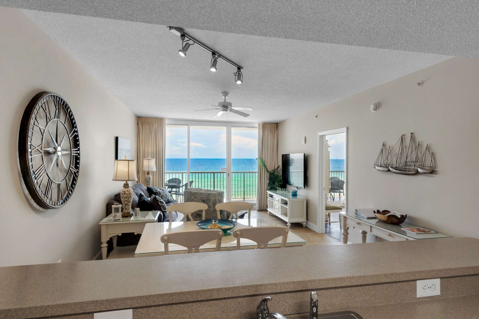 Majestic Beach Towers by iTrip