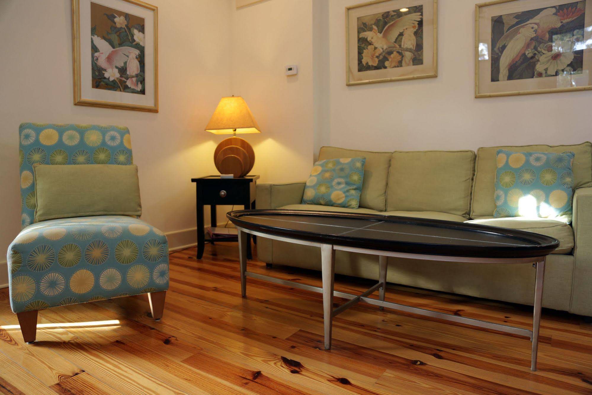 Hibiscus Coffee & Guesthouse
