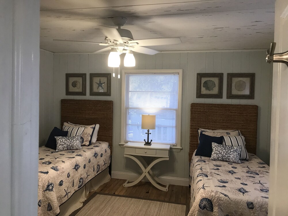 Rad's Cozy Cottage on Canal