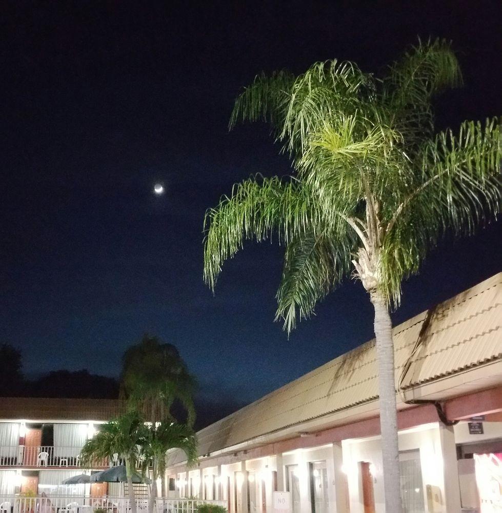 Days Inn by Wyndham St. Petersburg Central