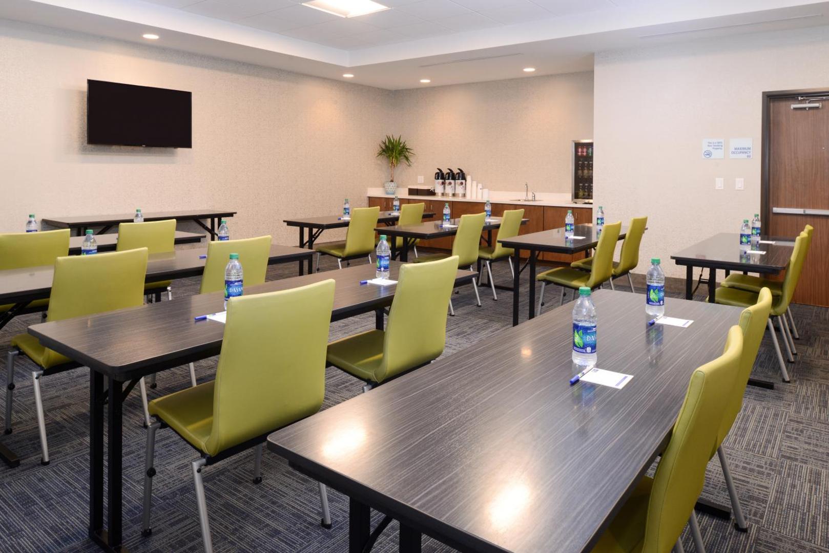 Holiday Inn Express & Suites St. Petersburg - Seminole Area