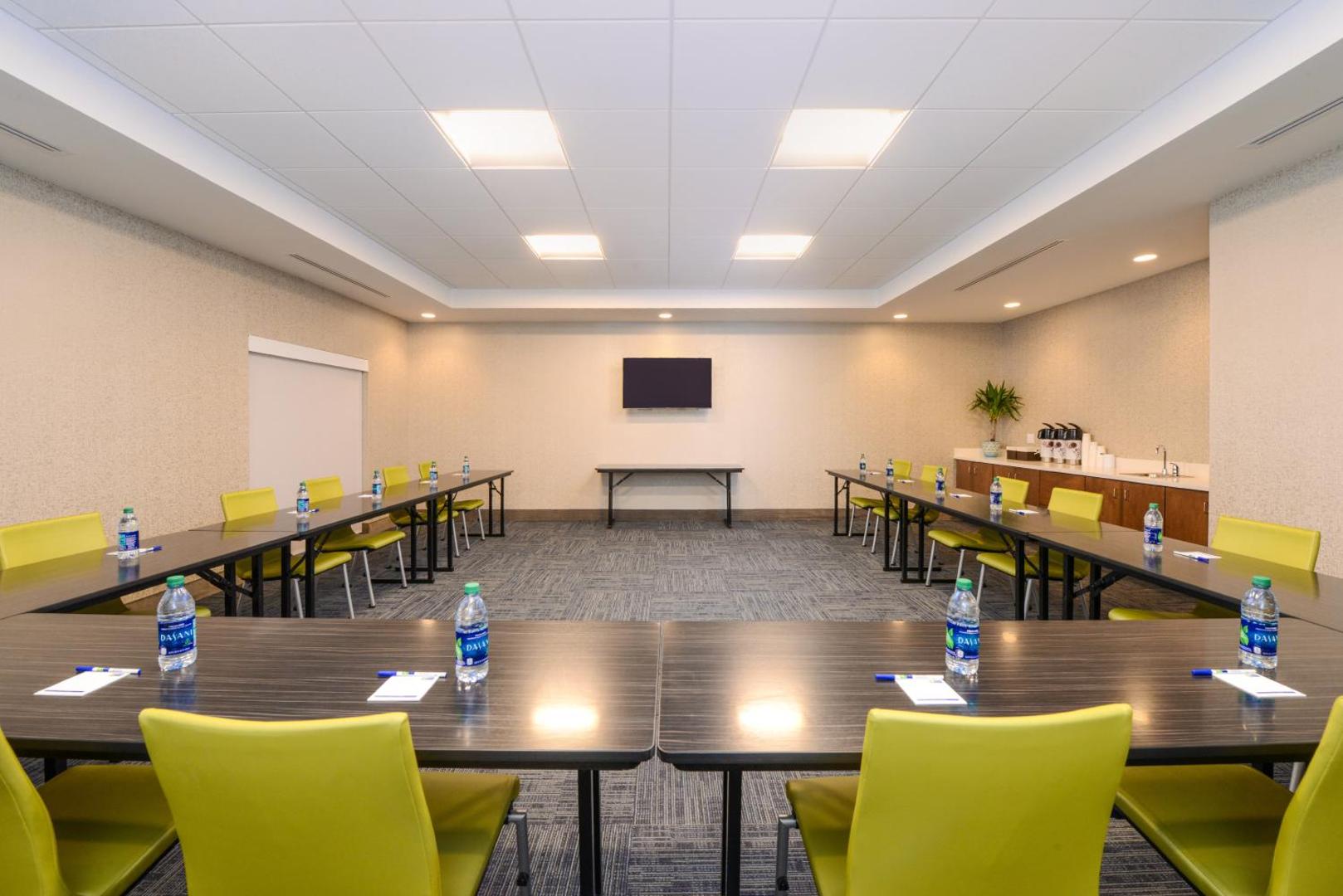 Holiday Inn Express & Suites St. Petersburg - Seminole Area