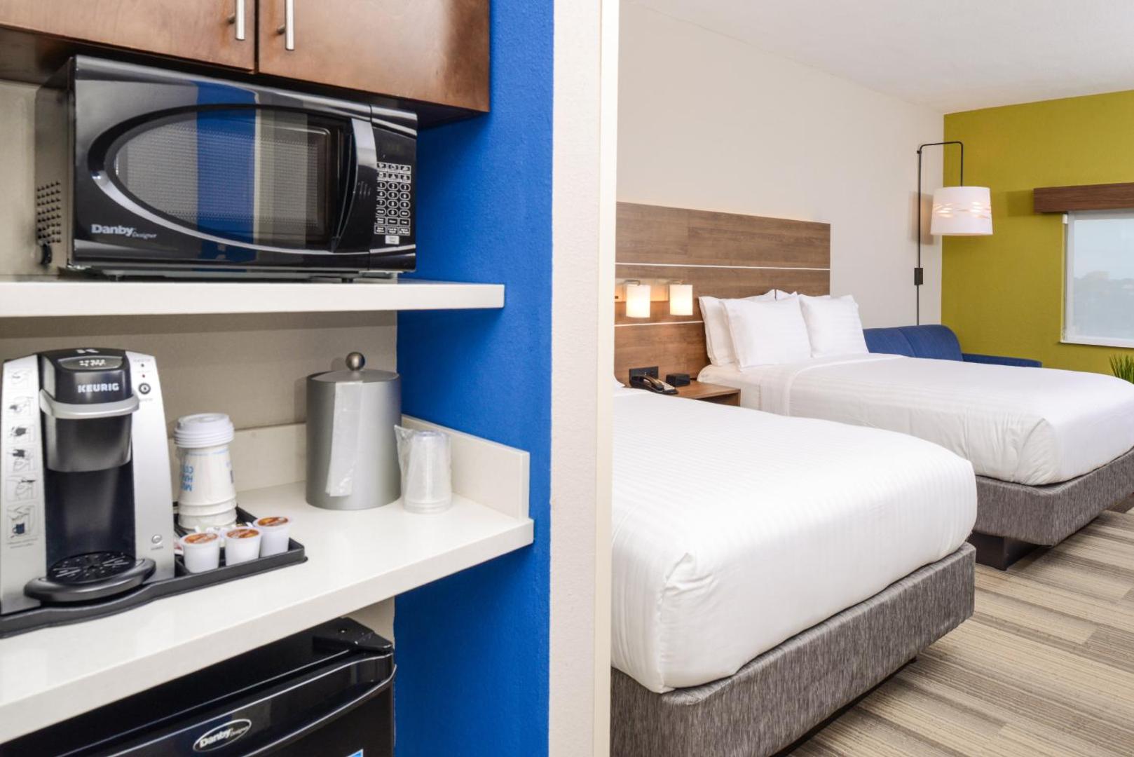 Holiday Inn Express & Suites St. Petersburg - Seminole Area