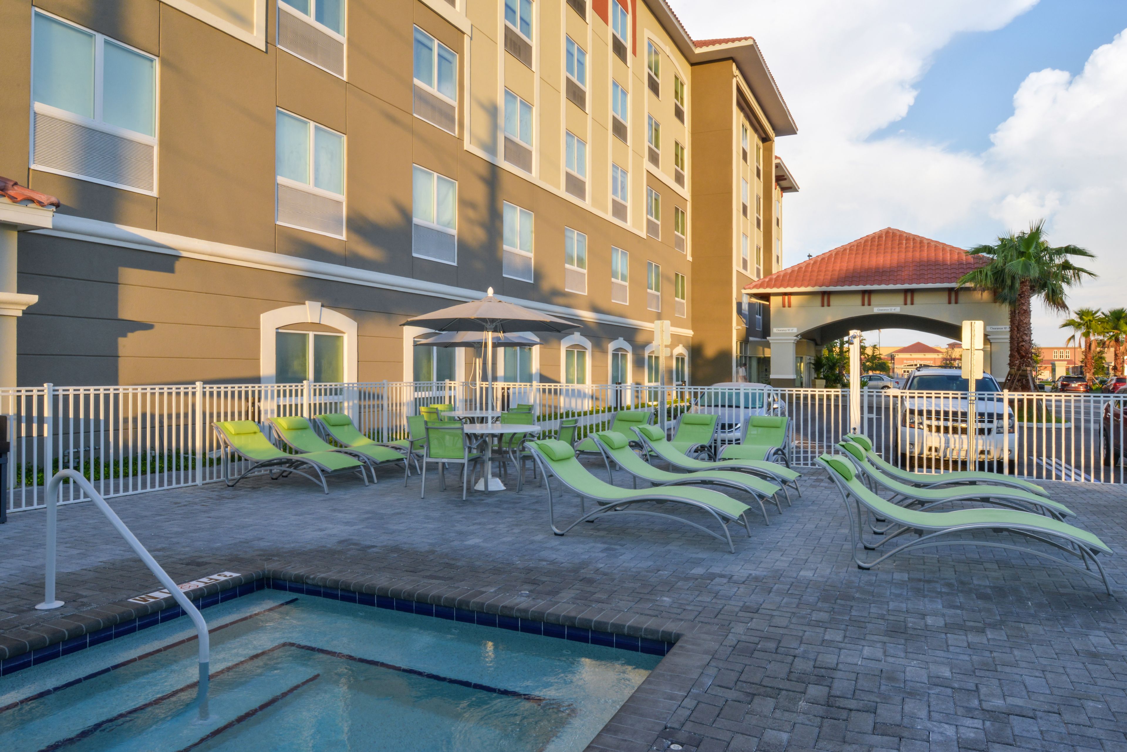 Holiday Inn Express & Suites St. Petersburg - Seminole Area