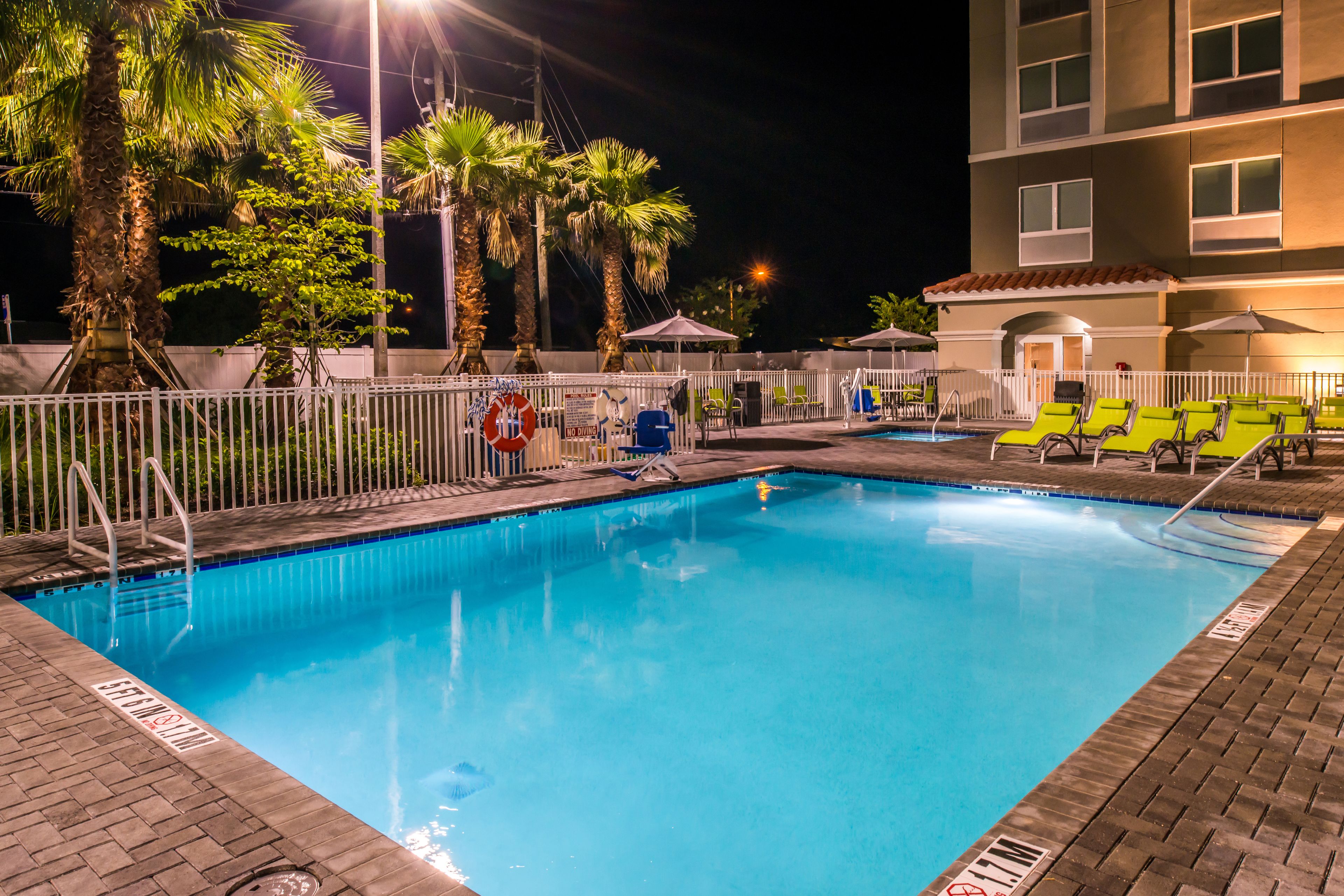 Holiday Inn Express & Suites St. Petersburg - Seminole Area
