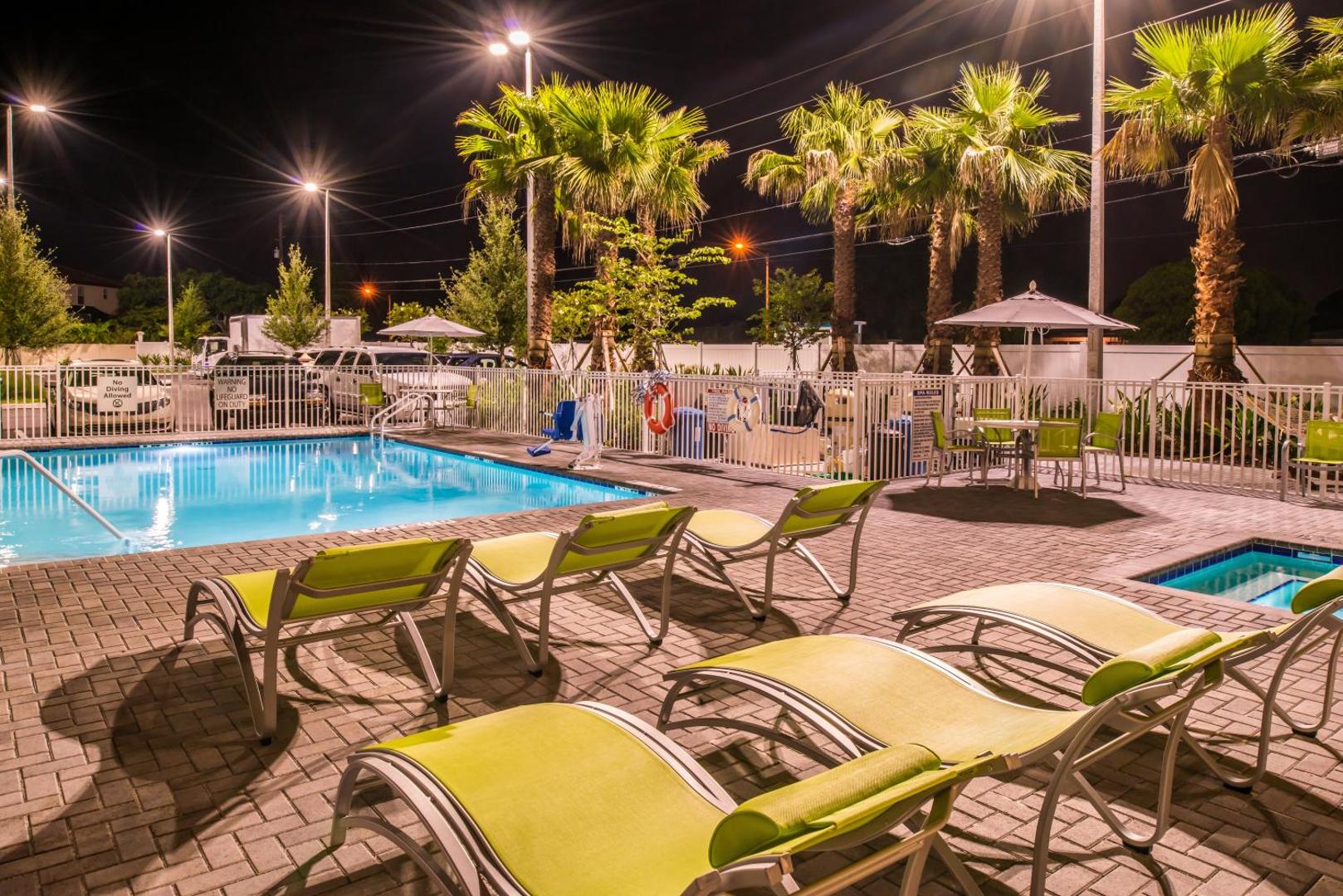 Holiday Inn Express & Suites St. Petersburg - Seminole Area