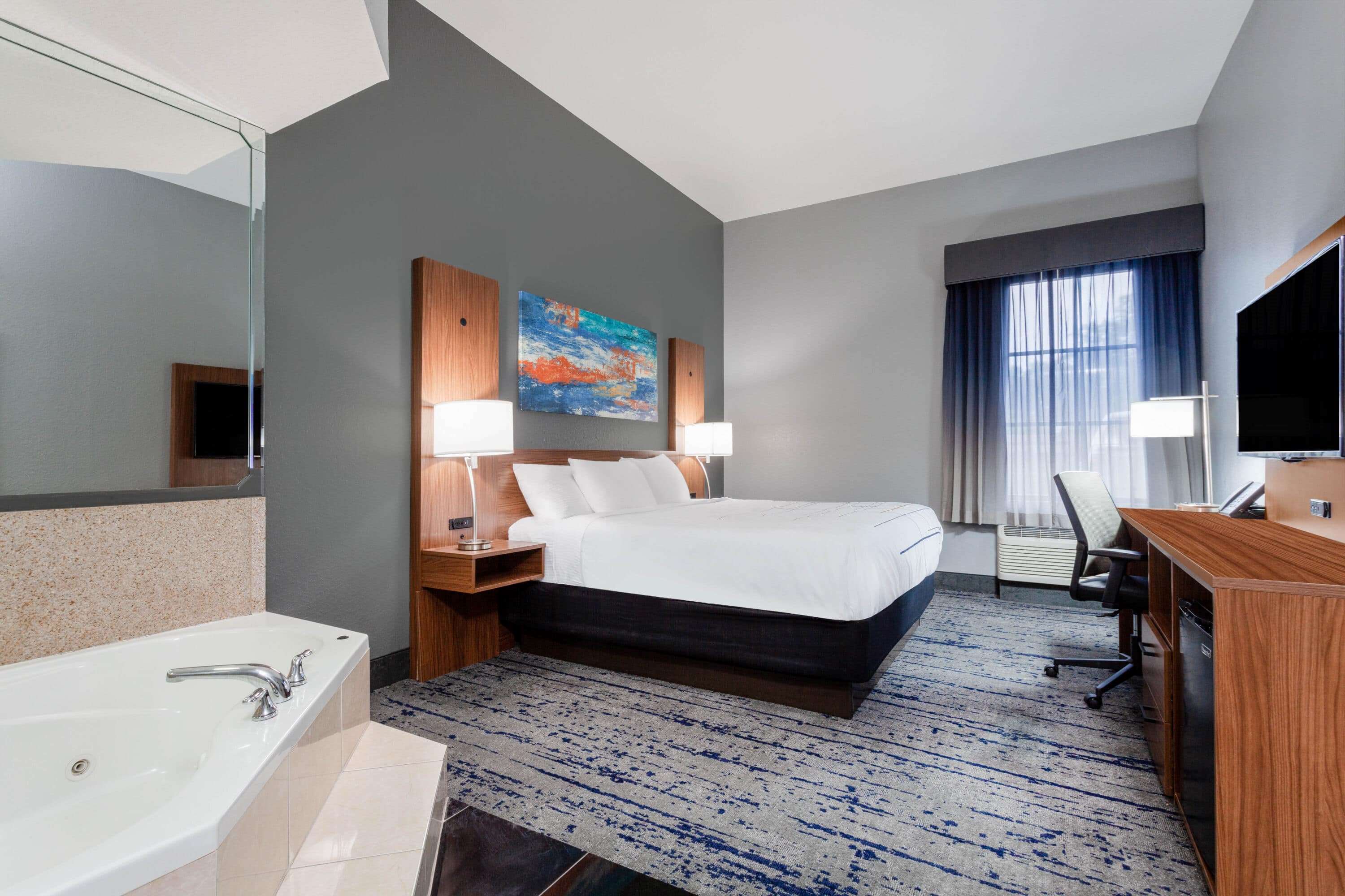 La Quinta Inn & Suites by Wyndham St. Petersburg Northeast