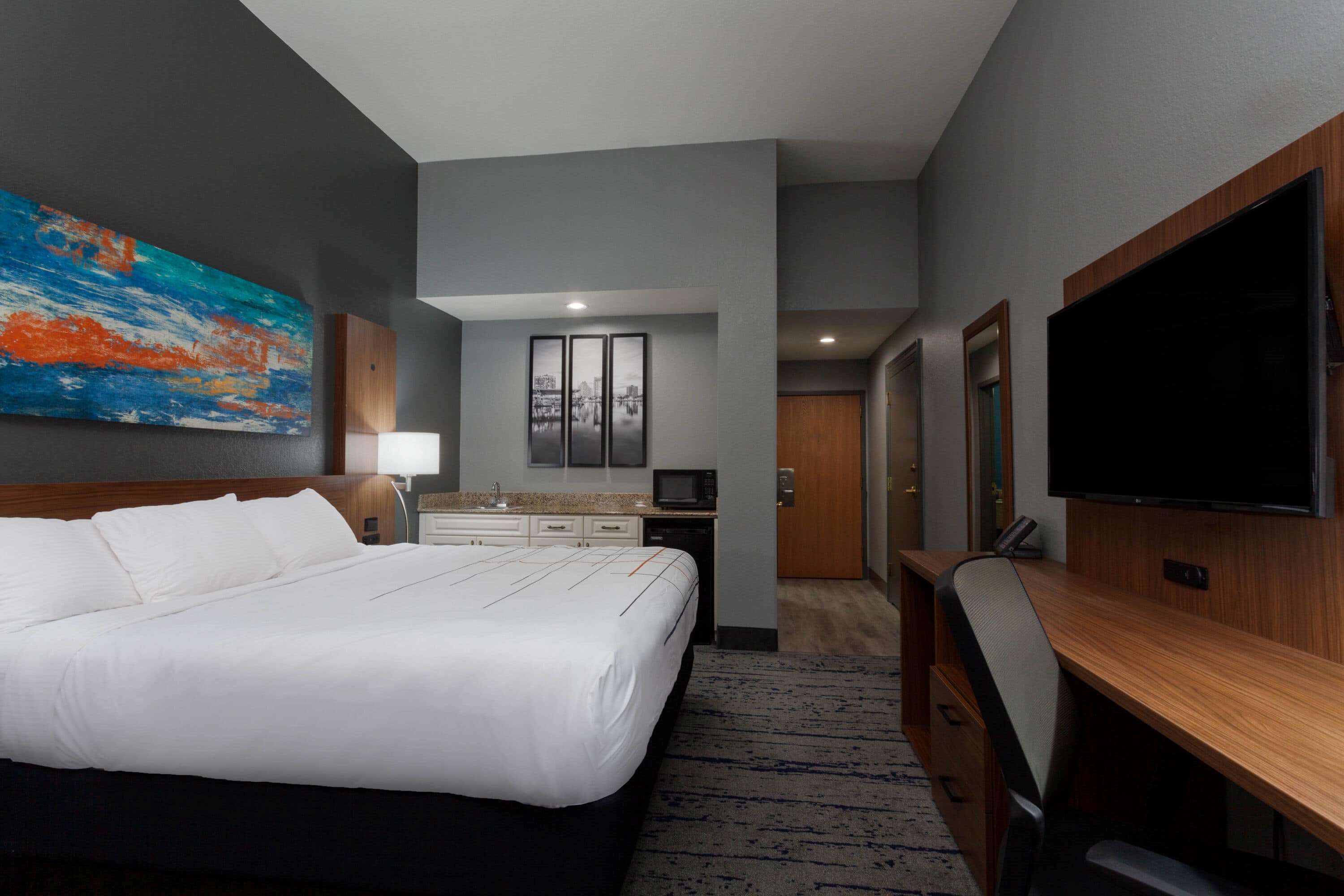 La Quinta Inn & Suites by Wyndham St. Petersburg Northeast