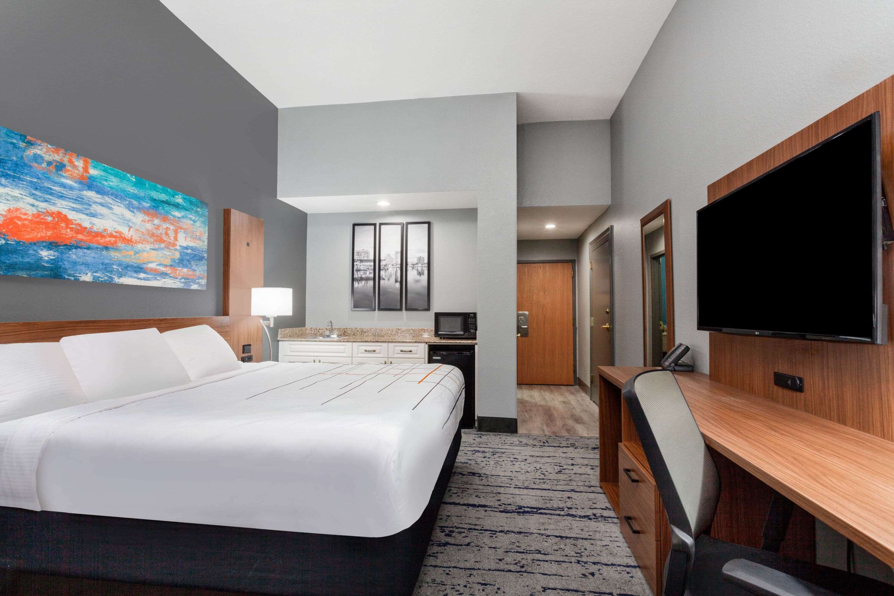 La Quinta Inn & Suites by Wyndham St. Petersburg Northeast