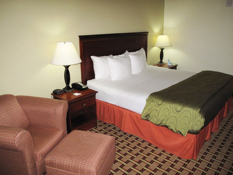 La Quinta Inn & Suites by Wyndham St. Petersburg Northeast