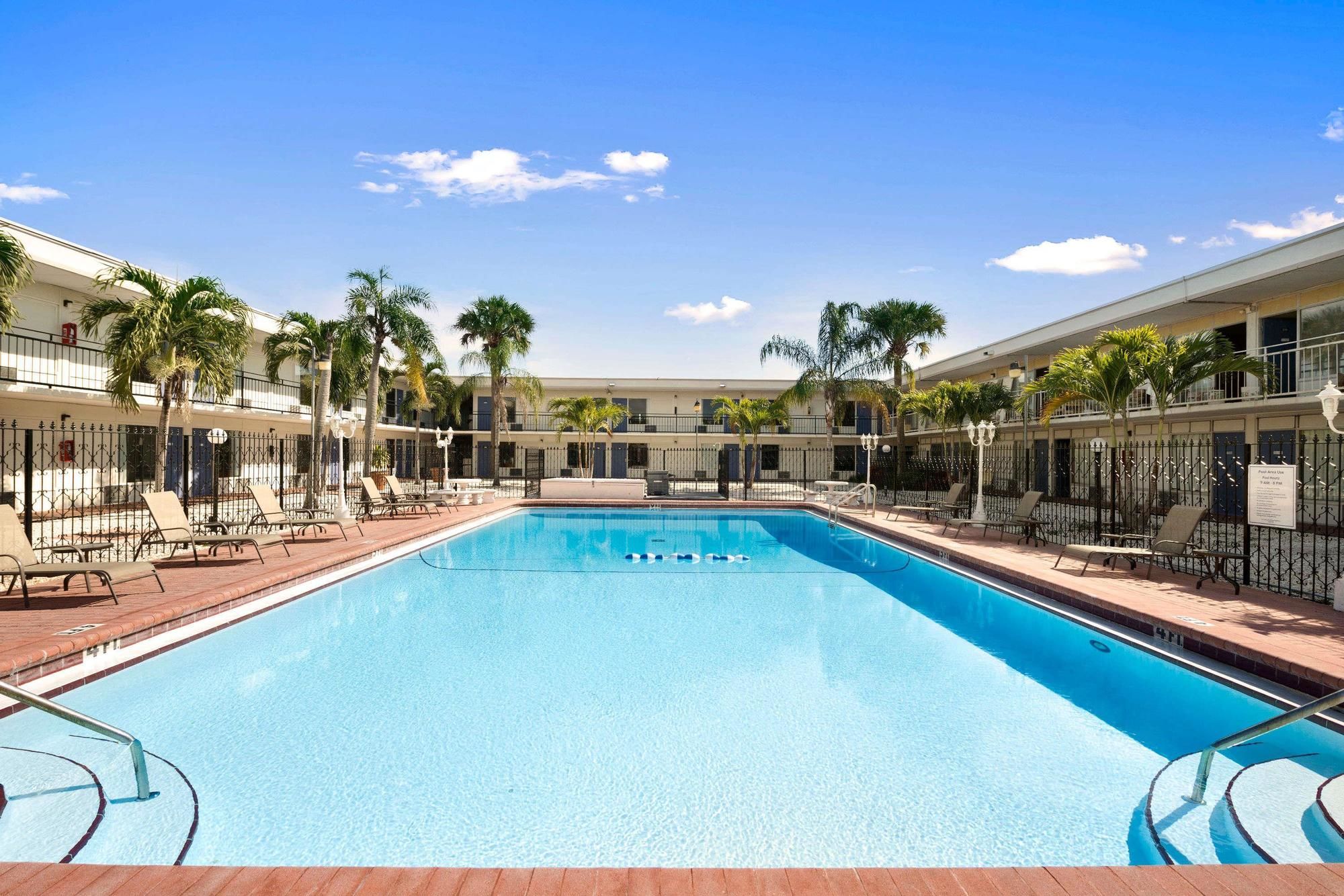 Days Inn by Wyndham St. Petersburg / Tampa Bay Area