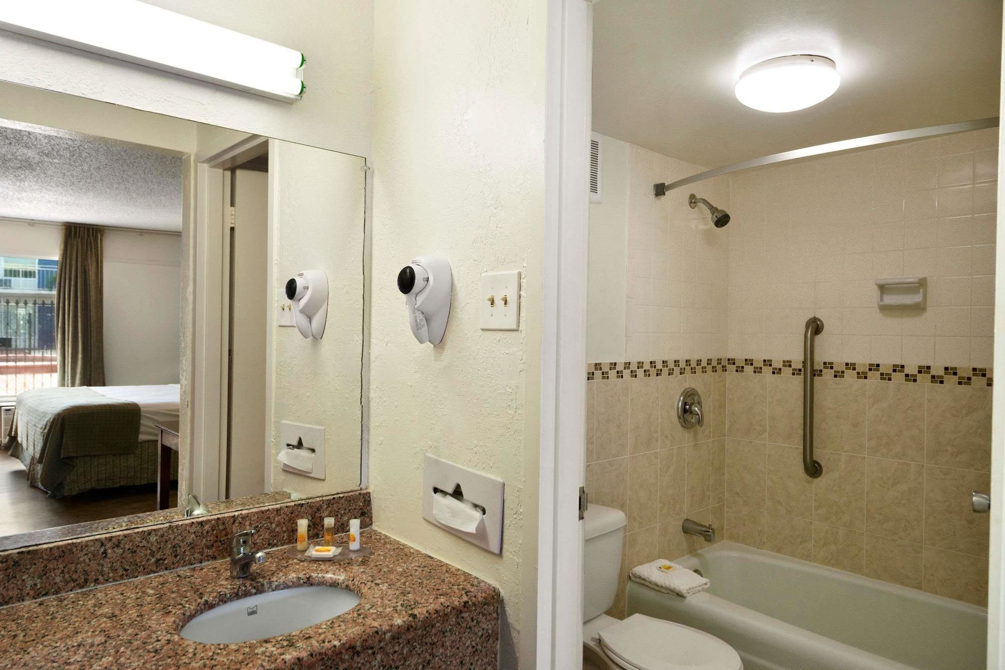 Days Inn by Wyndham St. Petersburg / Tampa Bay Area