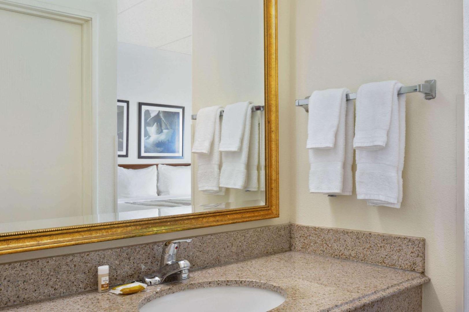 La Quinta Inn & Suites by Wyndham Sawgrass
