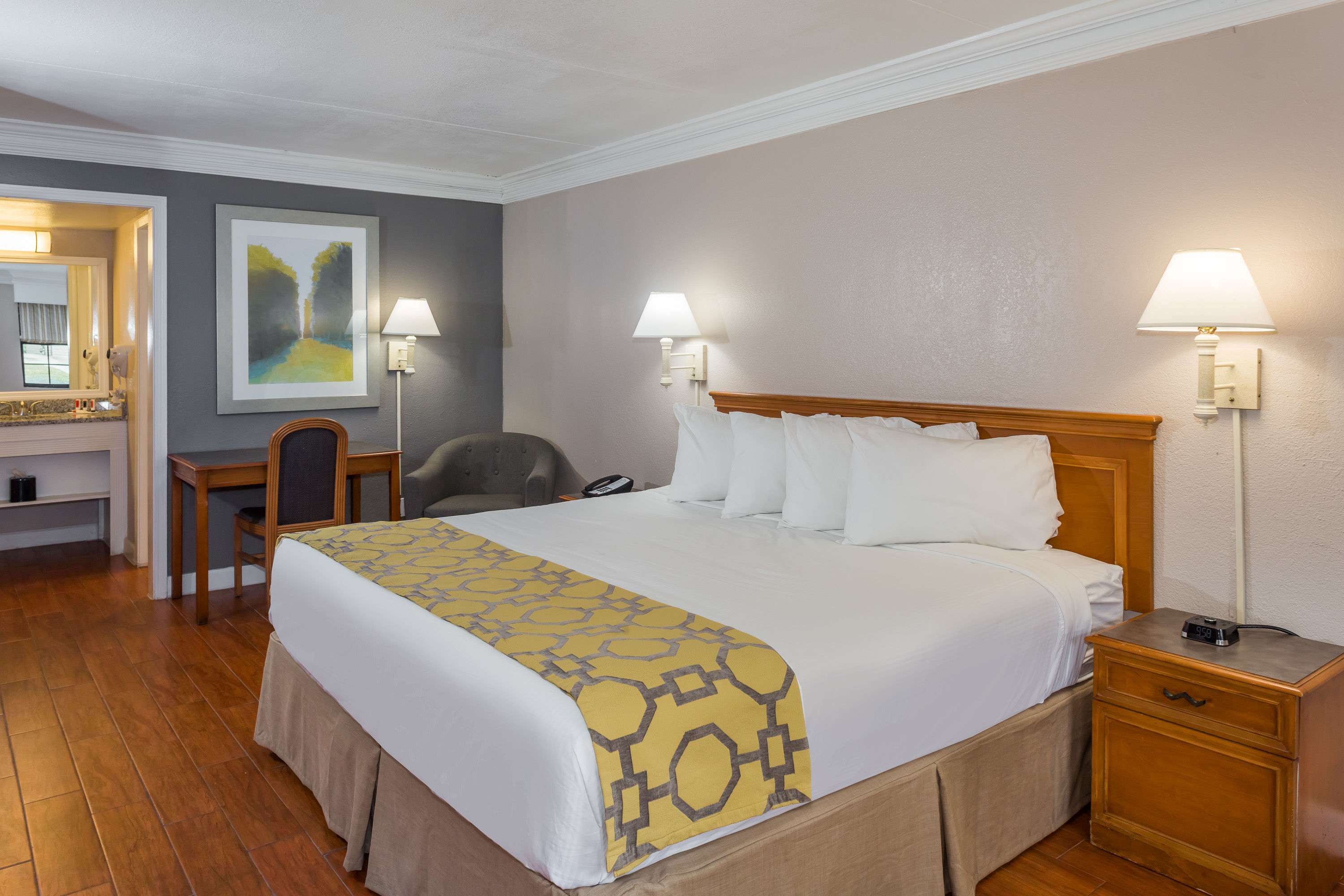 Casa Bella Inn & Suites